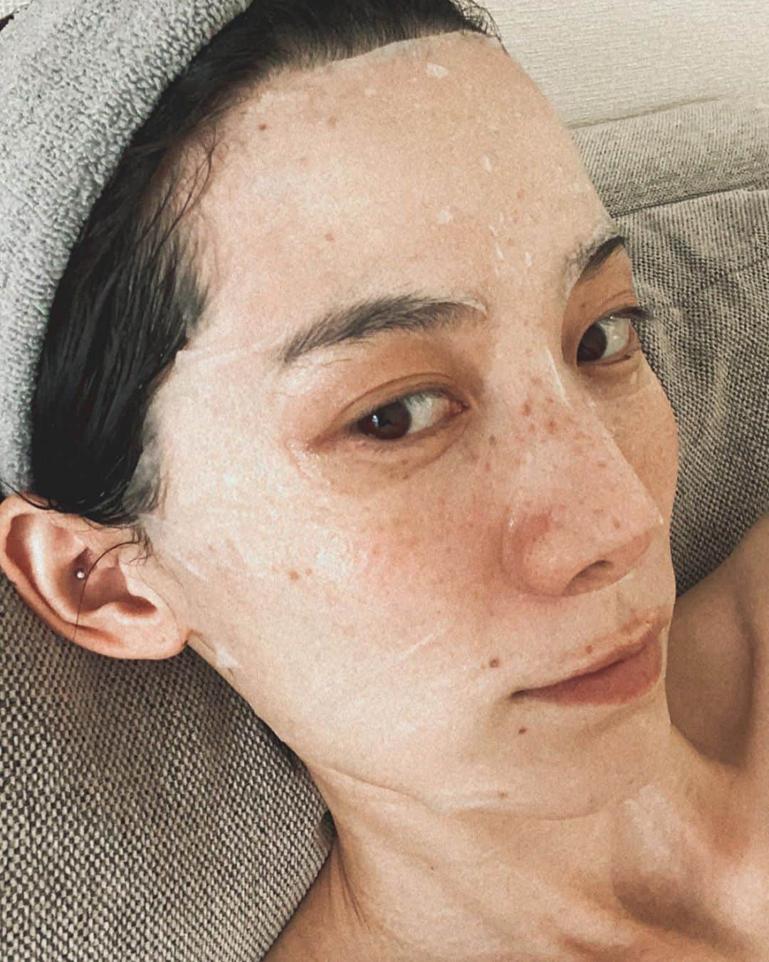 平山奈美のインスタグラム：「ばっちし潤った🧖🏻‍♀️  thankyou! @vtcosmetics_japan  @vtcosmetics_official   #ジェンダーレス #ヒアルロン酸 #お肌ケア #お手入れ #メンテナンス #パック #ケア #男の子ママ #ママ #乾燥肌 #敏感肌 #韓国コスメ #コスメ #洗顔 #保湿 #vtcosmetic #pr」