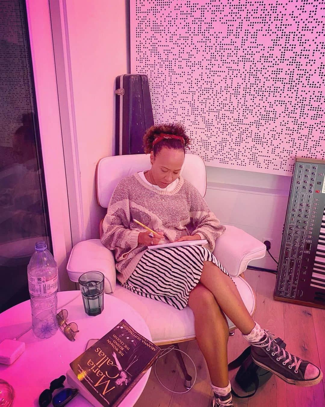Emeli Sandéのインスタグラム：「Album 4 is under construction!! 🙌🏽🙌🏽 I feel calmer, happier and more inspired than ever, there’s so much I want to share with you all! Working with the intention of trying to create a musical space in which you can find freedom to breath, feel uplifted, supported and of course have some fun! I’ll keep you updated on its progress ...in the mean time I’d love to know what you’d like to hear!?❤️ #4ismyfavouritenumber」
