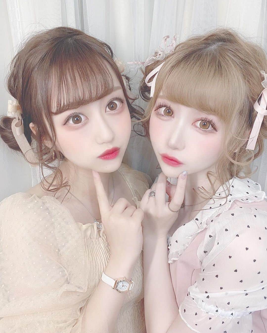 のインスタグラム：「@air___147 さんに双子アレンジしてもらいました🍒💕 めちゃくちゃかわいい天才ありがとうございます🥺✨✨✨ * * #双子 #ツインズ #仲良し #サロンモデル #サロモ #サロモ募集中 #サロモ希望 #ヘアカタ #お団子アレンジ #ヘアアレンジ #ヘアメ #ハイトーンカラー #表参道美容室 #表参道 #作品撮り #自撮り女子 #被写体 #メイド #コンカフェ #アイドル #地雷メイク #透明感メイク #量産型 #量産型コーデ #美男美女と繋がりたい #japanesegirl #maid #followforfollowback #いいね返し #フォローミー」