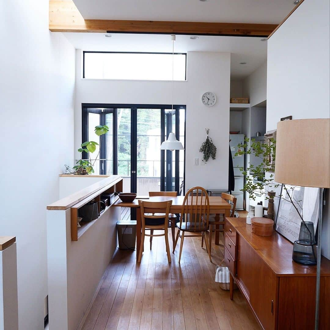 RoomClipJPさんのインスタグラム写真 - (RoomClipJPInstagram)「『ヴィンテージ家具のある部屋』日本の古道具やヨーロッパのビンテージ、アンティークなど古い家具が見直されています。傷や色あせも長く愛され続け受け継がれてきた歴史を感じます。2,000枚以上のヴィンテージ家具の実例を参考にしてみてください⁠ .⁣⠀﻿⁠ Photo:sario_ls(RoomNo.3922875)▶︎この部屋のインテリアはRoomClipのアプリからご覧いただけます。アプリはプロフィール欄から⁣⠀﻿⁠ .⁣⠀﻿⁠ 投稿イベント開催中です【まもなく終了する投稿イベント】『エコカラットで素敵な暮らし2020〜8/20』『ホームベーカリー〜8/23』⁠ .⁣⠀﻿⁠ #RoomClip#ルームクリップ#interior#instahome#インテリア#暮らし#日常#マイホーム#日々の暮らし#丁寧な暮らし#新築#家#シンプルライフ#リビング#マイホーム記録#シンプルな暮らし#家づくり#収納#新築一戸建て#マイホーム計画#すっきり暮らす#整理収納#マンションインテリア#マンション暮らし#賃貸diy#ヴィンテージ家具#北欧ヴィンテージ#アンティークチェア#古道具#古道具のある暮らし」8月19日 20時30分 - roomclipjp