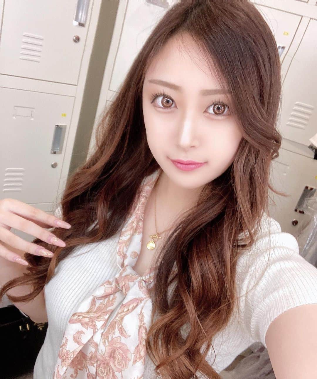 のインスタグラム：「・ マツエク復活するか悩みながらマジョマジョのまつげ美容液を遂にGETした🤲 どこ回っても売り切れだったから嬉しい😃 ・  #錦 #錦3 #錦3丁目  #キャバクラ #キャバ嬢 #名古屋 #栄 #女子大 #ホスト #歌舞伎町 #新宿 #ミナミ #北新地 #祇園 #中洲 #すすきの #夜職 #ナイツネット #サロンドゴールド #おうち時間 #followｍe #follow #f4f #followforfollowback  #いいね返しは絶対 #いいねした人で気になった人フォロー #いいね返し」