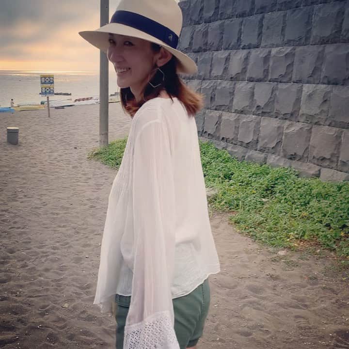 のインスタグラム：「・　 ・ まだまだ暑いけれど　夕陽の時間は風が気持ちよくなってきた😊 ・ この日もお気に入りの時間にお気に入りの場所へ💛 ・ 夏になると冬が恋しくて 冬になると夏が待ちきれない わがままな人間です　私。 ・ #葉山 #海のある暮らし #seaside #sunset #myfavoriteplace」