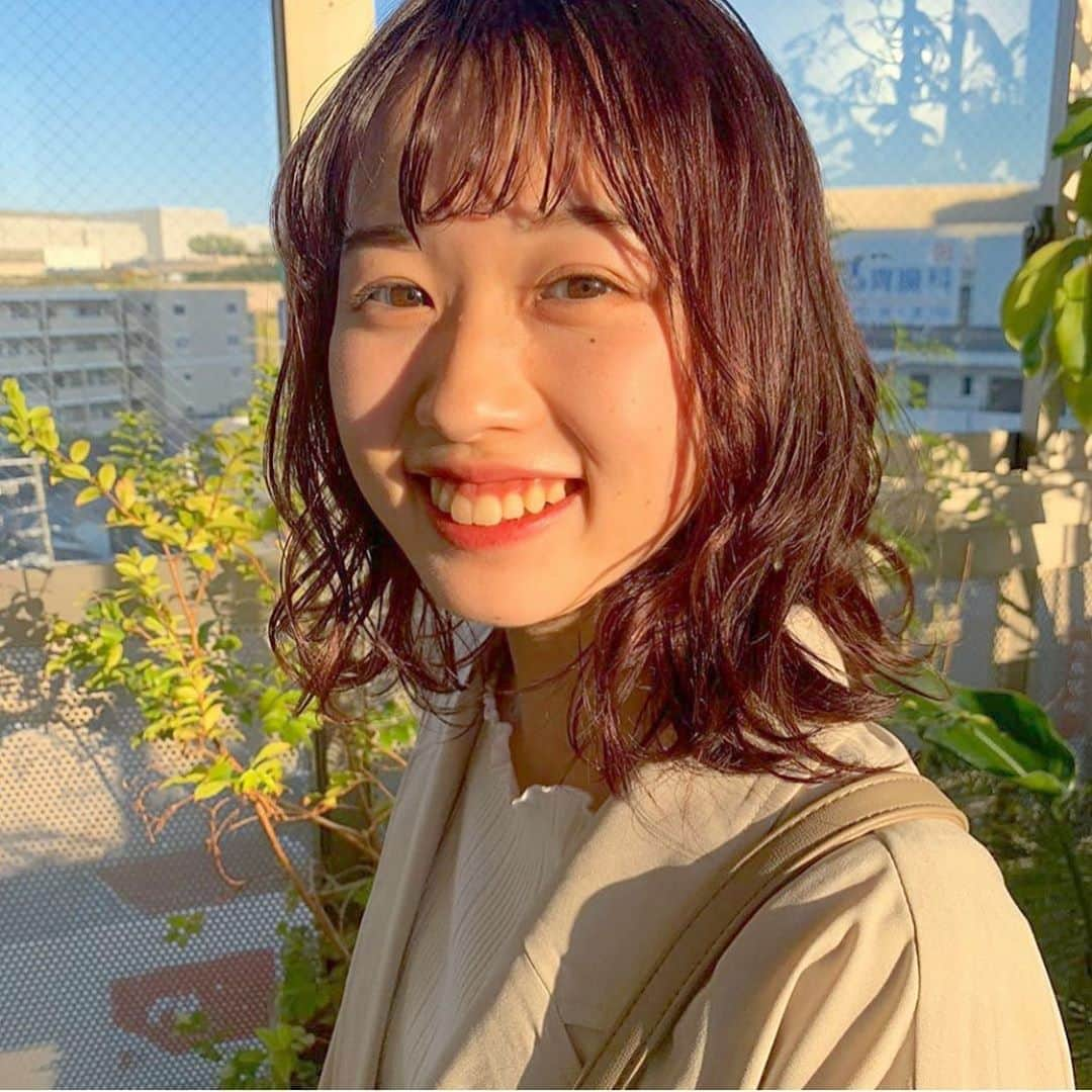 野村梨々華のインスタグラム：「はい！それでは改めまして！﻿ 自己紹介させてください！！🍋﻿ ﻿ \ Entry No.4 野村 梨々華(のむら りりか)です🍊/﻿ ﻿ 音楽を聴いたり楽器を演奏するのが大好きで、﻿ 中学では合唱部 🎼 、﻿ でも「新しいことに挑戦したい！」と﻿ 高校では陸上部(中距離) 👟 に所属してました ︎！︎☺︎﻿ 最初はめっっっちゃくちゃ遅かったけど﻿ めっっっちゃくちゃ練習して、後半は﻿ 女子キャプテンとして表彰台に乗れるくらいまで なんとか成長できました😂﻿ ﻿ 現在は、サークルで陸上競技を続けながら﻿ プロの役者を目指して何か1つの作品に関われるよう、日々お芝居の練習に励んでいます ︎📕﻿ ﻿ これから忙しい日々が続きますが﻿ 何事にも真摯に向き合って、前向きに﻿ 自分らしく頑張ります🌼🌼ので！﻿ どうか応援よろしくお願いします🕊🤍﻿ ﻿ ﻿ ﻿ ﻿#関大 #関西大学 #関大ミスコン #ミスコン #ミス関大  #ミスコンファイナリスト #ミスコン2020  #ミスキャンパス #ミスキャン #関大ミスキャン  ﻿#ブラウンピンク #ピンクベージュ #ピンクブラウン  #ブラウンカラー #バイオレットカラー  ﻿ ﻿ ﻿」