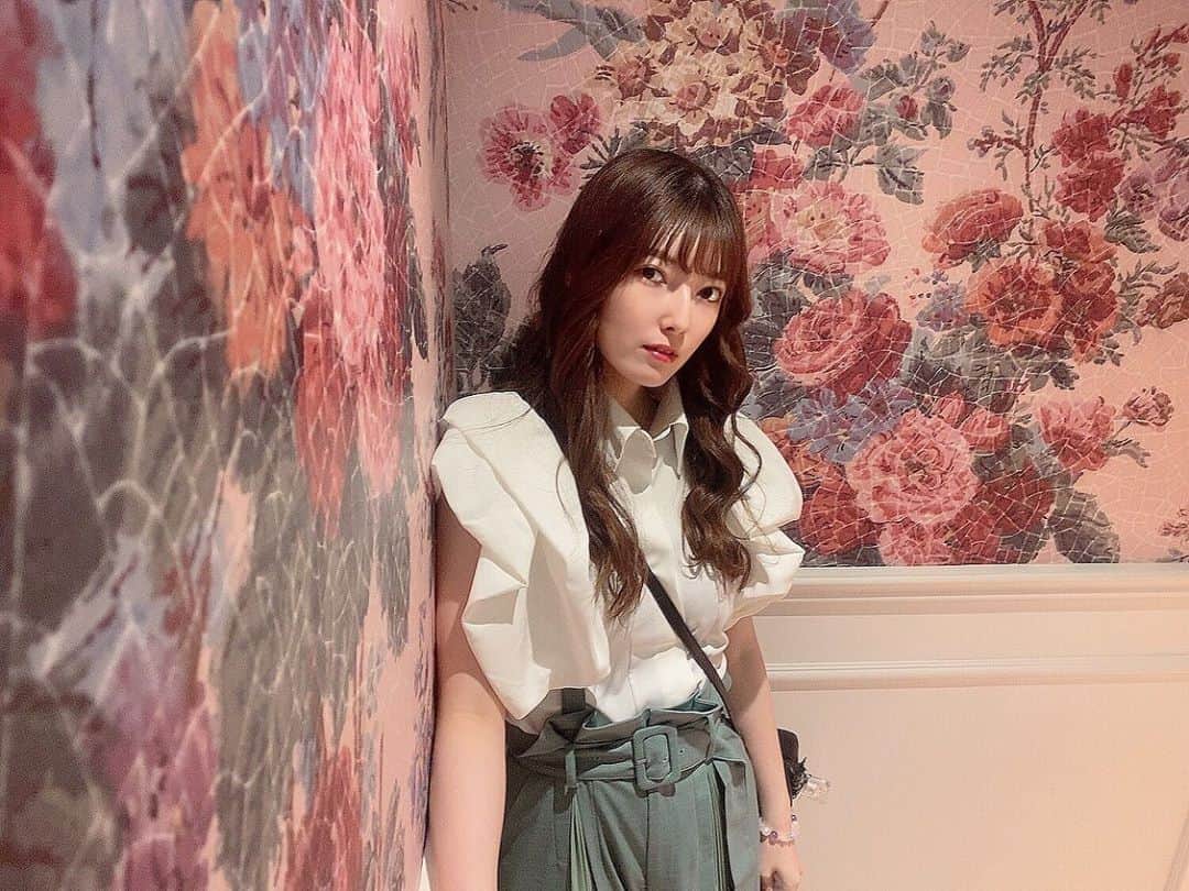 日下部美愛のインスタグラム：「🥀🌹🖤  #photo #japan #model #me #hair #fashion #fashionblogger #makeup #selfie #followme #instagood #camera #instadaily #dailylook #한국 #맞팔 #사진 #데일리 #데일리룩 #인스타사진 #인스타그램 #일본인 #패션 #韓国カフェ #韓国コーデ」