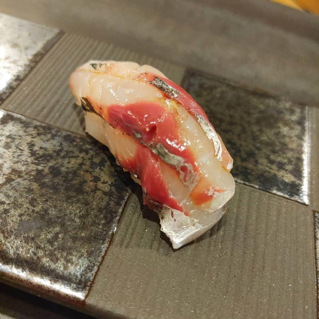 岩野理沙さんのインスタグラム写真 - (岩野理沙Instagram)「いつかのNARUMIさん🍣♥️  コース料理の一部です🤗  どれも繊細で、美しくて、こだわっていて、美味しくて、口にいれるたびに幸せでした🥰  残念ながら、今月で佐伯のお店は閉めてしまうのですが😭 大分市に移転されるということなので、また食べに行きます✨🥰  皆さんも是非ー♥️♥️♥️  #熟成寿司　#探求　#研究　#寿司　#お寿司　#佐伯　#大分　#narumi  #コース料理 　#熟成　#天使のエビ　#お刺身　#美味しい　#贅沢」8月19日 20時37分 - risaiwano