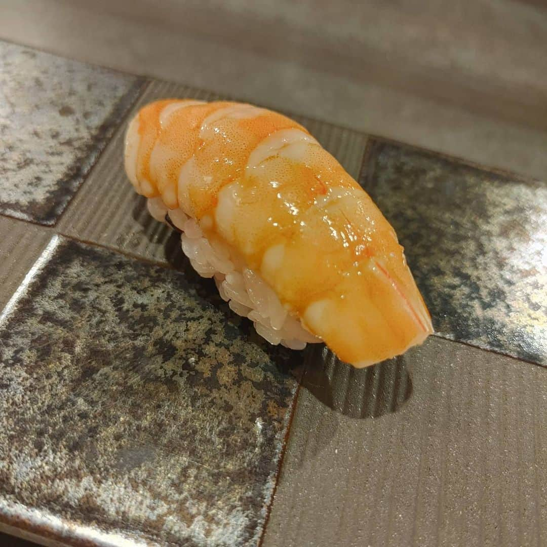 岩野理沙さんのインスタグラム写真 - (岩野理沙Instagram)「いつかのNARUMIさん🍣♥️  コース料理の一部です🤗  どれも繊細で、美しくて、こだわっていて、美味しくて、口にいれるたびに幸せでした🥰  残念ながら、今月で佐伯のお店は閉めてしまうのですが😭 大分市に移転されるということなので、また食べに行きます✨🥰  皆さんも是非ー♥️♥️♥️  #熟成寿司　#探求　#研究　#寿司　#お寿司　#佐伯　#大分　#narumi  #コース料理 　#熟成　#天使のエビ　#お刺身　#美味しい　#贅沢」8月19日 20時37分 - risaiwano