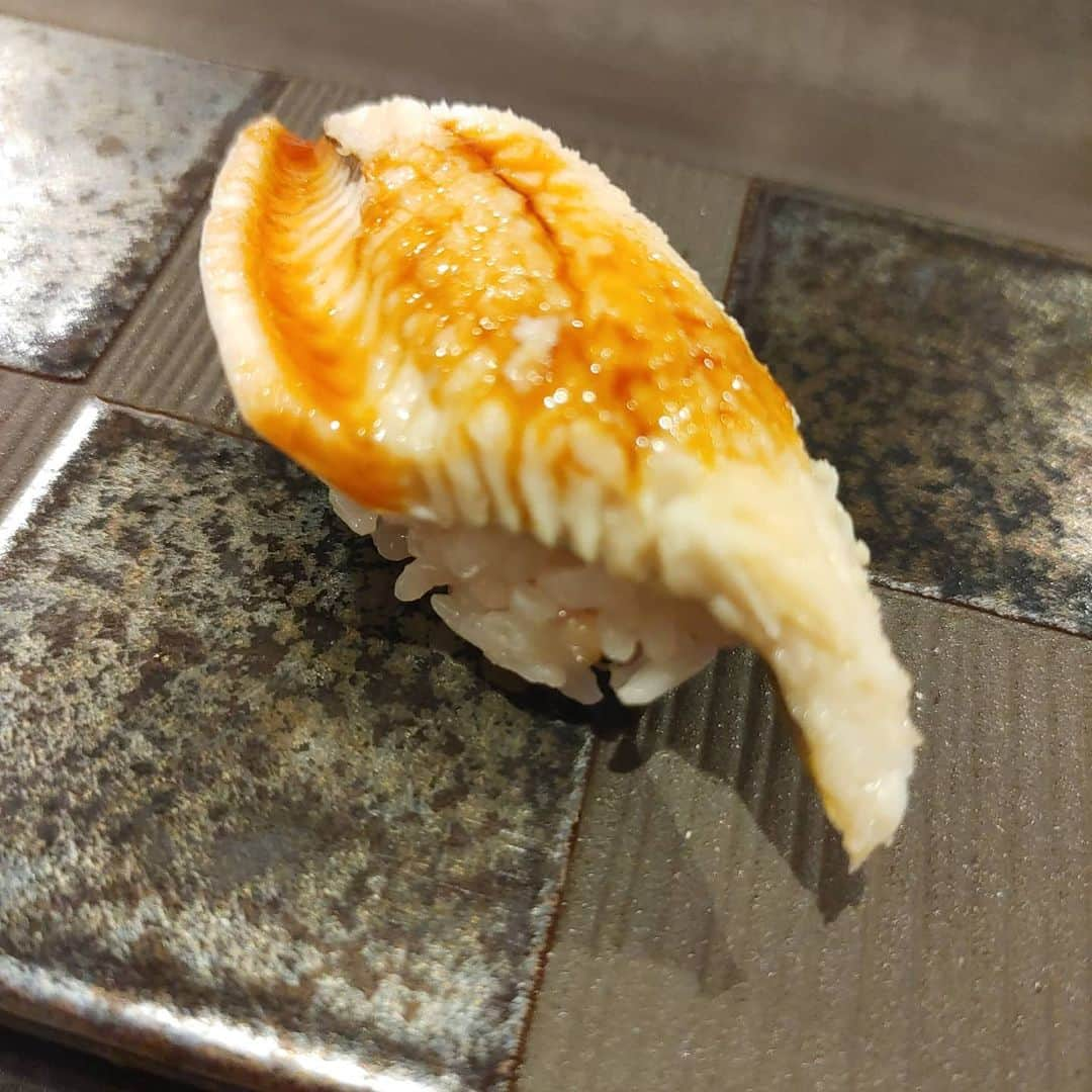 岩野理沙さんのインスタグラム写真 - (岩野理沙Instagram)「いつかのNARUMIさん🍣♥️  コース料理の一部です🤗  どれも繊細で、美しくて、こだわっていて、美味しくて、口にいれるたびに幸せでした🥰  残念ながら、今月で佐伯のお店は閉めてしまうのですが😭 大分市に移転されるということなので、また食べに行きます✨🥰  皆さんも是非ー♥️♥️♥️  #熟成寿司　#探求　#研究　#寿司　#お寿司　#佐伯　#大分　#narumi  #コース料理 　#熟成　#天使のエビ　#お刺身　#美味しい　#贅沢」8月19日 20時37分 - risaiwano