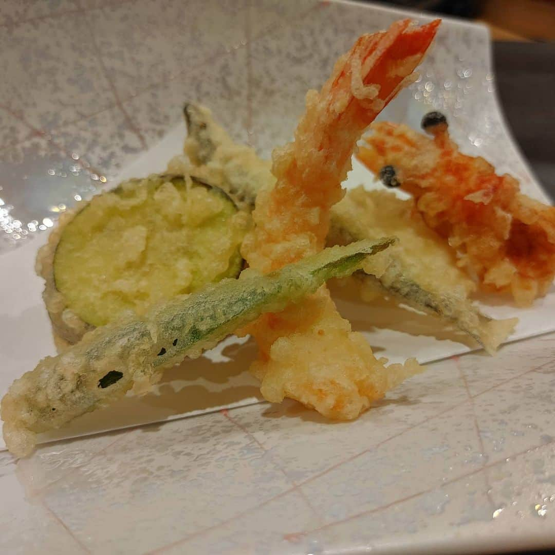 岩野理沙さんのインスタグラム写真 - (岩野理沙Instagram)「いつかのNARUMIさん🍣♥️  コース料理の一部です🤗  どれも繊細で、美しくて、こだわっていて、美味しくて、口にいれるたびに幸せでした🥰  残念ながら、今月で佐伯のお店は閉めてしまうのですが😭 大分市に移転されるということなので、また食べに行きます✨🥰  皆さんも是非ー♥️♥️♥️  #熟成寿司　#探求　#研究　#寿司　#お寿司　#佐伯　#大分　#narumi  #コース料理 　#熟成　#天使のエビ　#お刺身　#美味しい　#贅沢」8月19日 20時37分 - risaiwano