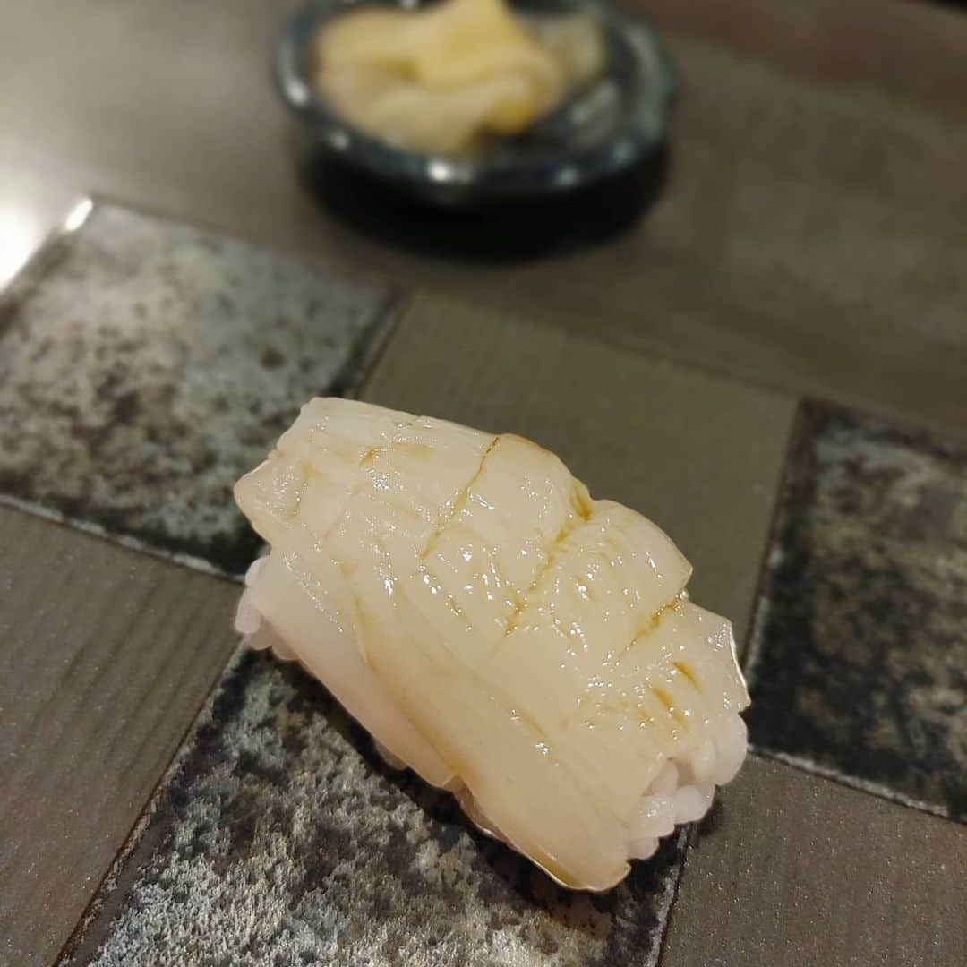 岩野理沙さんのインスタグラム写真 - (岩野理沙Instagram)「いつかのNARUMIさん🍣♥️  コース料理の一部です🤗  どれも繊細で、美しくて、こだわっていて、美味しくて、口にいれるたびに幸せでした🥰  残念ながら、今月で佐伯のお店は閉めてしまうのですが😭 大分市に移転されるということなので、また食べに行きます✨🥰  皆さんも是非ー♥️♥️♥️  #熟成寿司　#探求　#研究　#寿司　#お寿司　#佐伯　#大分　#narumi  #コース料理 　#熟成　#天使のエビ　#お刺身　#美味しい　#贅沢」8月19日 20時37分 - risaiwano