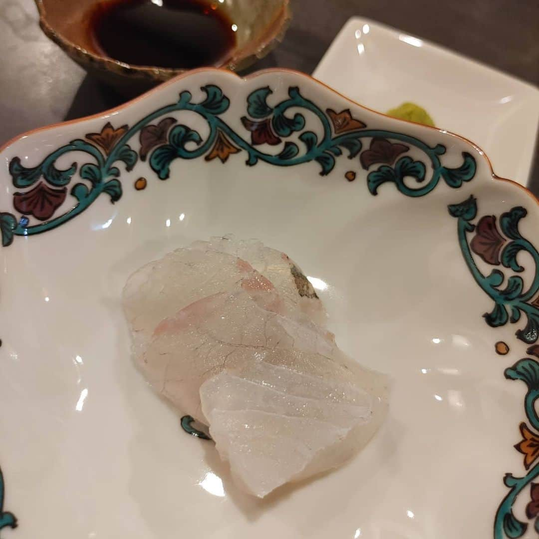 岩野理沙さんのインスタグラム写真 - (岩野理沙Instagram)「いつかのNARUMIさん🍣♥️  コース料理の一部です🤗  どれも繊細で、美しくて、こだわっていて、美味しくて、口にいれるたびに幸せでした🥰  残念ながら、今月で佐伯のお店は閉めてしまうのですが😭 大分市に移転されるということなので、また食べに行きます✨🥰  皆さんも是非ー♥️♥️♥️  #熟成寿司　#探求　#研究　#寿司　#お寿司　#佐伯　#大分　#narumi  #コース料理 　#熟成　#天使のエビ　#お刺身　#美味しい　#贅沢」8月19日 20時37分 - risaiwano