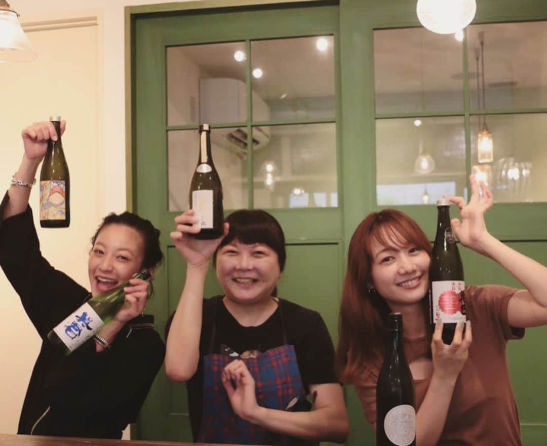 西山茉希さんのインスタグラム写真 - (西山茉希Instagram)「恵比寿にある日本酒の人気店「GEM by moto」で女子会してきました。  #呑み友とは呼ばぬ #酒友と @shu_takada  @bymotogem  @webridge_channel   日本酒ソムリエの千葉麻里絵さんセレクトのお酒とお料理で、美味しい＆びっくりなペアリングの世界を堪能させてもらっております。  ストーリーにリンク貼り付けましたので、 そちらから飛んでみてください。  #きっと酔ってます #美味しさと楽しさで酔う派です #🙏  千葉さん、 御馳走様でした😋🍶😋」8月19日 20時42分 - maki.nshiyama50