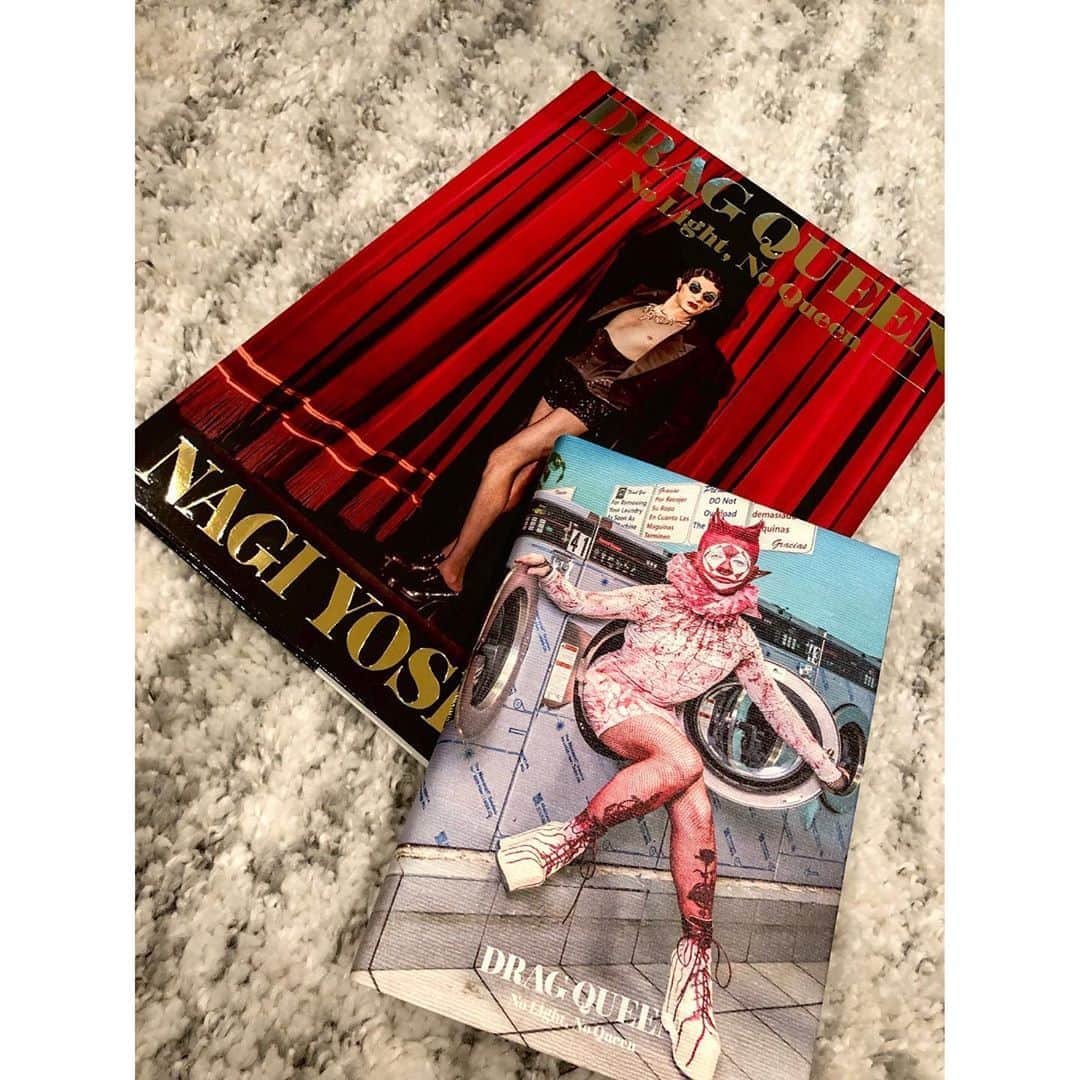 のインスタグラム：「DRAG QUEEN -No Light.No Queen photo by Nagi Yoshida- . .  DOLLY PAGE 「美しさとはある意味、自分へのしつけ」 LA GRANDE DAME 「私たちがしていることは真面目じゃないけど、マジなの」 . . 行きたかったお店が閉まっていて、とぼとぼと帰路へ向かう途中 西武渋谷の巨大広告に目を奪われて、気付けば会場に。 そこに写る人達は、性の垣根を超えて強く、美しく、決意に満ち溢れていました。 そしてモデル一人一人に対するヨシダナギさんのコメントは、好奇心や繊細さ、素直で温かく、そして愛情深いもので心にすっと染み込んできました。 帰宅したら写真集とブックカバーも一緒だったよね🙈  #ヨシダナギ#NagiYoshida#dragqueen #春輝#Haruki」