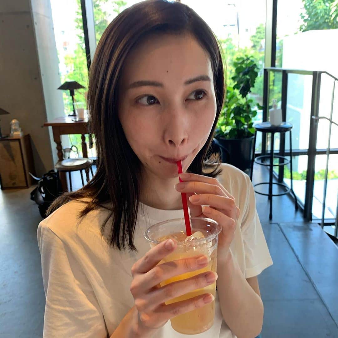 糸川菜央のインスタグラム：「こんばんは！  めっっっちゃレモネード吸ってる😂美味しすぎた〜！  最近のマイブームはお風呂あがりに#キレートレモン を飲むこと！ 酸っぱいのを体内に入れると元気になる気がする（気のせい？）  今日も #なおポチ 待ってます❣️  Twitterの固定ツイートのRTがまだの方はぜひお願いします✊🏻  #ミス学習院コンテスト2020 #ミス学習院 #学習院大学 #ミスコン #大学ミスコン #2020 #レモネード #レモン #夏」