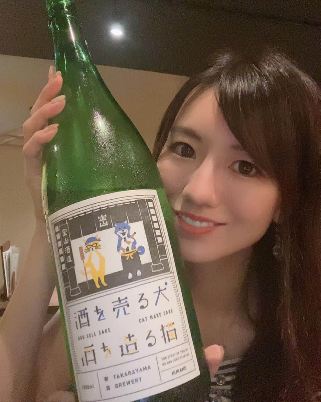 にゃんさんゴルフさんのインスタグラム写真 - (にゃんさんゴルフInstagram)「渋谷の日本酒ダイニングsakeba🍶🇯🇵 @sakeba.shibuya  知らない名柄がたくさん！ 名前も個性的だったりラベルもかわいい🙆‍♀️  【酒を売る犬🐕酒を造る猫🐈】 新潟のお酒🍶  ネーミング可愛すぎない？🤣💕 辛口な感じで美味しかった✨ おつまみ達もおいしかったー♡  #厳選#純米酒#米こうじ#日本酒好きな人とつながりたい#日本酒女子#酒豪#渋谷オススメ #日本酒#お酒#蔵元直送#お料理#日本食#酒粕塩#蔵元醤油#調味料#日本酒専門店#隠れ家的空間#隠れ家#渋谷ごはん #渋谷おすすめ#ウーミーpr#dinner#japanesefood#japan#shibuya#sakeba#japanesesake#ricewine」8月19日 20時53分 - miiiii0228