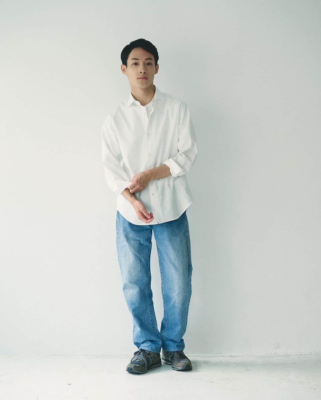 yukiのインスタグラム：「Dress Utility Shirt ㅤㅤㅤㅤㅤㅤㅤㅤㅤㅤㅤㅤㅤ ドレススタイルでもカジュアルスタイルでも、 結婚式にも着ることができて、一枚でも普段使いできる、 そんな万能選手の白シャツです。 ㅤㅤㅤㅤㅤㅤㅤㅤㅤㅤㅤㅤㅤ 肌触りが良く、とろみのあるブロード地は 手入れの仕方によって姿を変えてくれます。 ㅤㅤㅤㅤㅤㅤㅤㅤㅤㅤㅤㅤㅤ アイロンをかけて綺麗に。 洗い晒しでざっくりと。 ㅤㅤㅤㅤㅤㅤㅤㅤㅤㅤㅤㅤㅤ 仕立てはドレスシャツをベースにしながらも、 しっかりしすぎず、柔らかなつくりをしているため、 ボタンを外したり、腕まくりをしたり、 ストレスなくラフに着ることができます。 ㅤㅤㅤㅤㅤㅤㅤㅤㅤㅤㅤㅤㅤ 「白い無地のシャツ」というシンプルな服ですが、 これ一つでいろいろな着方を楽しんでいただけたら、 とても嬉しいです。 ㅤㅤㅤㅤㅤㅤㅤㅤㅤㅤㅤㅤㅤ また、このシャツは、「僕らの服づくり」という モノに込められた価値を追求するプロジェクトの中で、 制作過程を共有したものでもあり、沢山の生産現場の方と コミュニケーションを取りながら完成した服です。 ㅤㅤㅤㅤㅤㅤㅤㅤㅤㅤㅤㅤㅤ シャツに込められた沢山の作り手さんの想いが 多くの人に届くことを願っています。 ㅤㅤㅤㅤㅤㅤㅤㅤㅤㅤㅤㅤㅤ 購入はプロフィールのリンクからお願い致します。」