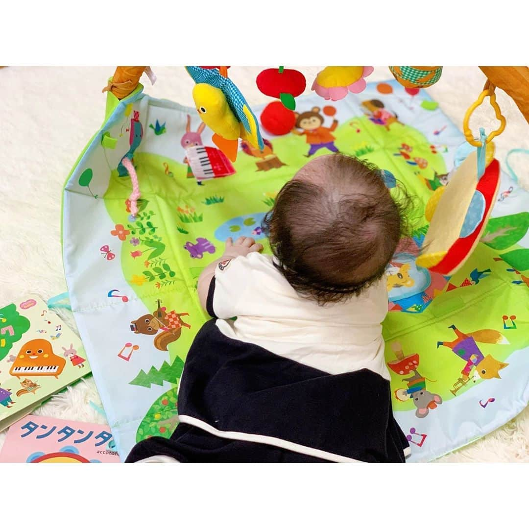 徳山沙季さんのインスタグラム写真 - (徳山沙季Instagram)「. ♡〈こどもちゃれんじbaby 特別号〉をお試しさせていただきました👼 月齢の近い甥っ子がすでに受講していて、とっても楽しそうに遊んでいたので以前から気になっていました🥰 . 早速教材の「5WAYへんしんジム」で遊ばせてみましたが大喜び😆✨ 触ったり、掴んだり、キックしたり、押してみたりと子どもの五感を使って遊べるジムです。 月齢に合わせて様々な使い方ができますよ💁‍♀️ ベビージムとしてだけでなくアクティビティマットやアクティビティBOX、付属のパーツはお出かけトイや音遊びトイとして使うことができます🙆‍♀️ 中でも娘のお気に入りはことりさんのパペットとタンバリンのようです🐥 組み立て方も簡単だしなによりコンパクトにたためるので場所をとりません😌 デザインも可愛くポップな色遣いなので赤ちゃんが喜ぶこと間違いなしです♡ . . @kodomochallenge  #特別号はじめました  #こどもちゃれんじbaby  #PR #おうち時間 #赤ちゃんのいる生活 #赤ちゃんのいる暮らし #新米ママ #しまじろう #たまひよ #ベビージム #プレイマット　#babygirl #パペット #タンバリン #五感 #子育てぐらむ #うちのこおきにいり」8月19日 20時53分 - saki.whitesnow