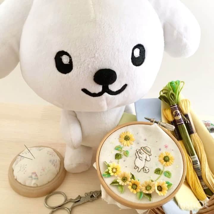 のインスタグラム：「【アートdeダス犬♪ハンドクラフト企画】 今日は動画を紹介するよ！ 徐々に形になっていくのが感動的だよね！ 色鮮やかでさわやかな夏を感じられる素敵な作品♪  #ひまわり畑にいるダス犬 #ダス犬のおうちじかん   刺繍監修　@moha._.moha」