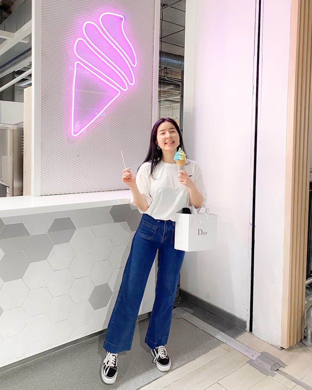 GYEON SEOのインスタグラム：「_* 🍦🍦🍦 . . #gomdorishotz」