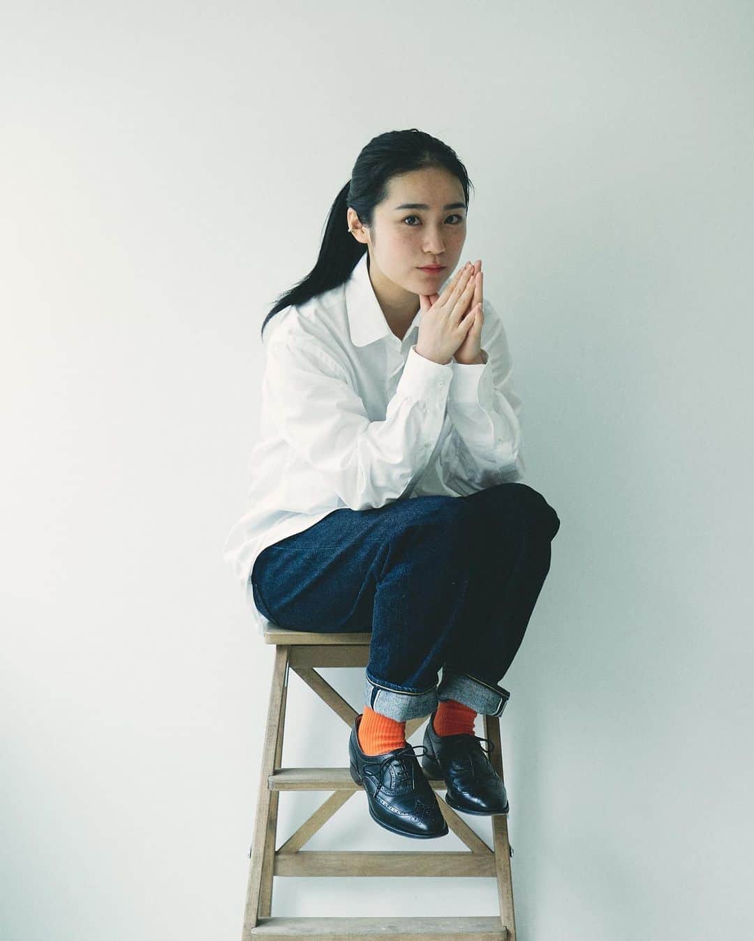 yukiのインスタグラム：「Dress Utility Shirt ㅤㅤㅤㅤㅤㅤㅤㅤㅤㅤㅤㅤㅤ ドレススタイルでもカジュアルスタイルでも、 結婚式にも着ることができて、一枚でも普段使いできる、 そんな万能選手の白シャツです。 ㅤㅤㅤㅤㅤㅤㅤㅤㅤㅤㅤㅤㅤ 肌触りが良く、とろみのあるブロード地は 手入れの仕方によって姿を変えてくれます。 ㅤㅤㅤㅤㅤㅤㅤㅤㅤㅤㅤㅤㅤ アイロンをかけて綺麗に。 洗い晒しでざっくりと。 ㅤㅤㅤㅤㅤㅤㅤㅤㅤㅤㅤㅤㅤ 仕立てはドレスシャツをベースにしながらも、 しっかりしすぎず、柔らかなつくりをしているため、 ボタンを外したり、腕まくりをしたり、 ストレスなくラフに着ることができます。 ㅤㅤㅤㅤㅤㅤㅤㅤㅤㅤㅤㅤㅤ 「白い無地のシャツ」というシンプルな服ですが、 これ一つでいろいろな着方を楽しんでいただけたら、 とても嬉しいです。 ㅤㅤㅤㅤㅤㅤㅤㅤㅤㅤㅤㅤㅤ また、このシャツは、「僕らの服づくり」という モノに込められた価値を追求するプロジェクトの中で、 制作過程を共有したものでもあり、沢山の生産現場の方と コミュニケーションを取りながら完成した服です。 ㅤㅤㅤㅤㅤㅤㅤㅤㅤㅤㅤㅤㅤ シャツに込められた沢山の作り手さんの想いが 多くの人に届くことを願っています。 ㅤㅤㅤㅤㅤㅤㅤㅤㅤㅤㅤㅤㅤ 購入はプロフィールのリンクからお願い致します。」