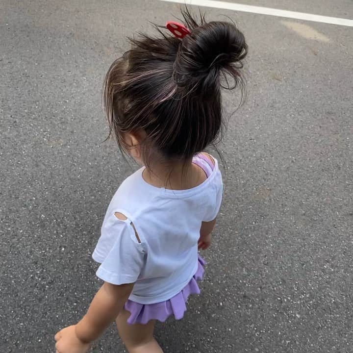 &mのインスタグラム：「あーちーあーちー言ってる🐷😅 子供もこの暑さは厳しいと感じているのね🥺かわいすぎ」