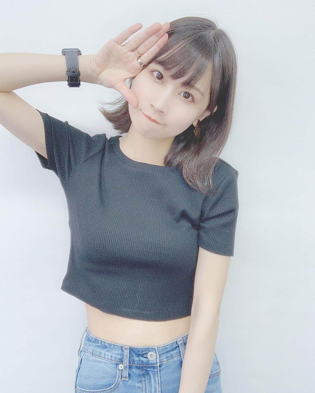 八木沙季のインスタグラム：「🙋🏻‍♀️🙋🏻‍♀️ . お腹チラ見えコーデ♡ 日焼け止め塗るのめんどくさい時はデニムに限る🥳笑 tops:ZARA denim:GU .」