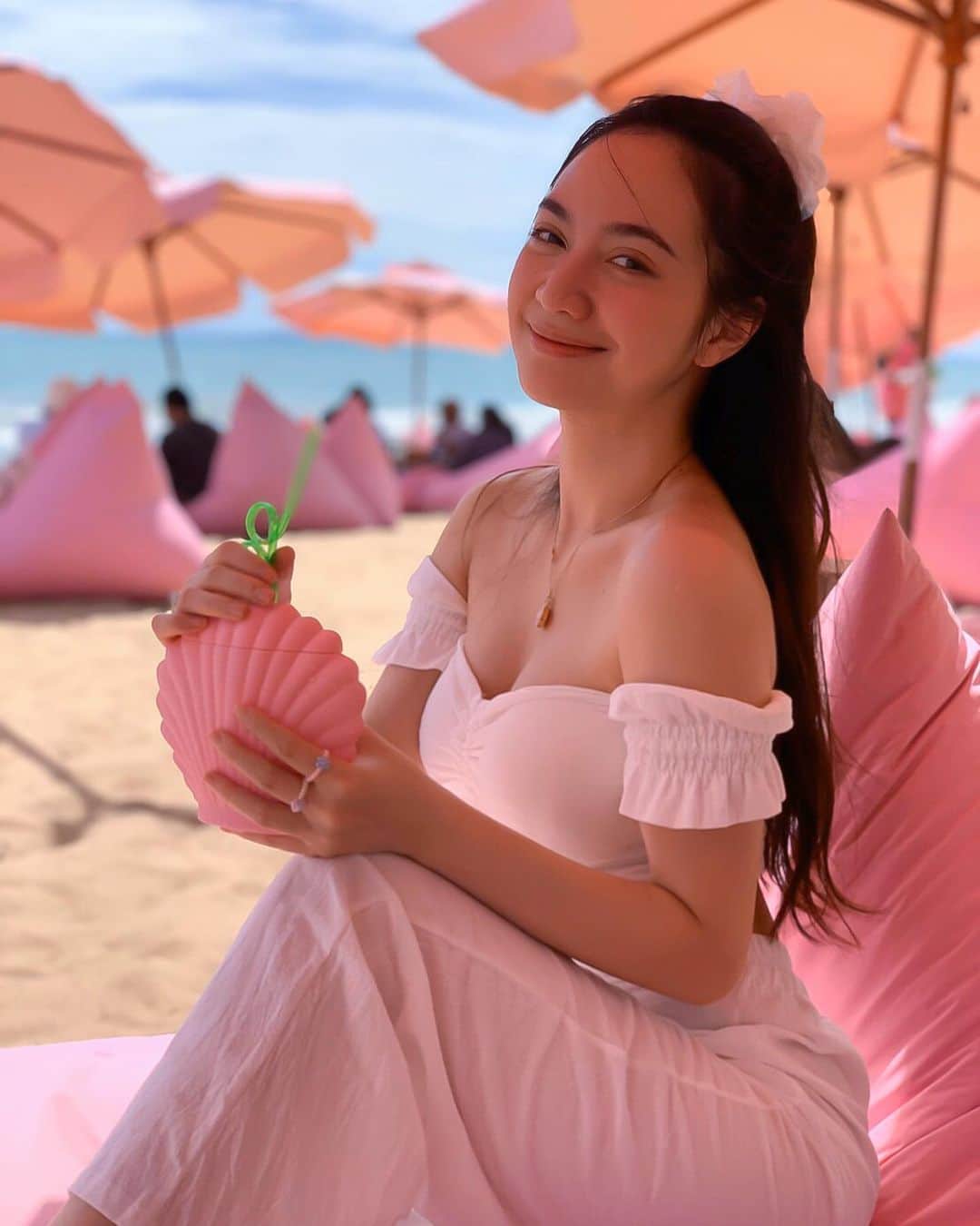 インヤのインスタグラム：「Pinkkkk 😍💘🏝 Rings from @kannyabrand」