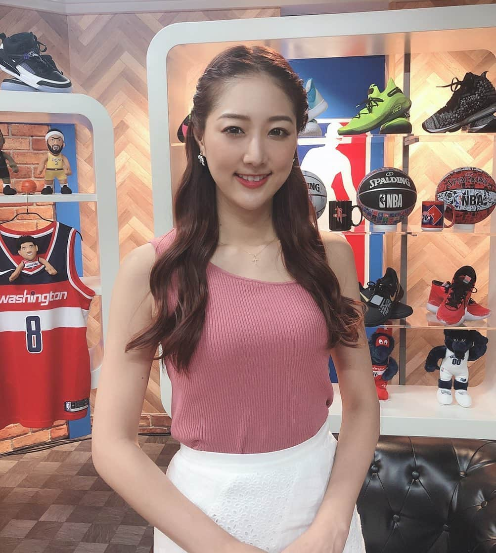 佐々木もよこさんのインスタグラム写真 - (佐々木もよこInstagram)「このあと21:00〜NBA情報局DAILY9😊🏀✨﻿ ﻿ 今日の試合のハイライト、ハリー杉山さんとお届けします💕試合は、北原さんが詳しく解説してくださいます🥰✨﻿ ﻿ 特集コーナーでは選手たちのペット特集パート2‼️🐶🐈🐯﻿ ﻿ NBA Rakutenアプリで無料視聴できます🙆‍♀️✨﻿ ﻿ ﻿ そして、わたしめちゃくちゃ嬉しいことがありまして🥺💕💕﻿ ﻿ 1番大好きなラジオ、『アルコ&ピースのD.C.GARAGE』で先日わたしが恵比寿で酒井さんをお見かけしてお声がけした話をしてくださっていました‼️﻿ ﻿ 名前は名乗らず、NACK5のパーソナリティーをしていて、番組でも好きとお話させて頂いてます！とだけ告げてその場を去りました🤣﻿ ﻿ とてもおもしろおかしくお話してくださっていて…😂💕やっぱりラジオっていいよなぁ〜🥺❤️﻿ ﻿ ﻿ ﻿  ﻿ #NBA#NBARAkuten#basketball #fashion#バスケ#ファッション#アルピーdcg#ラジオ」8月19日 21時00分 - moyoko_atom