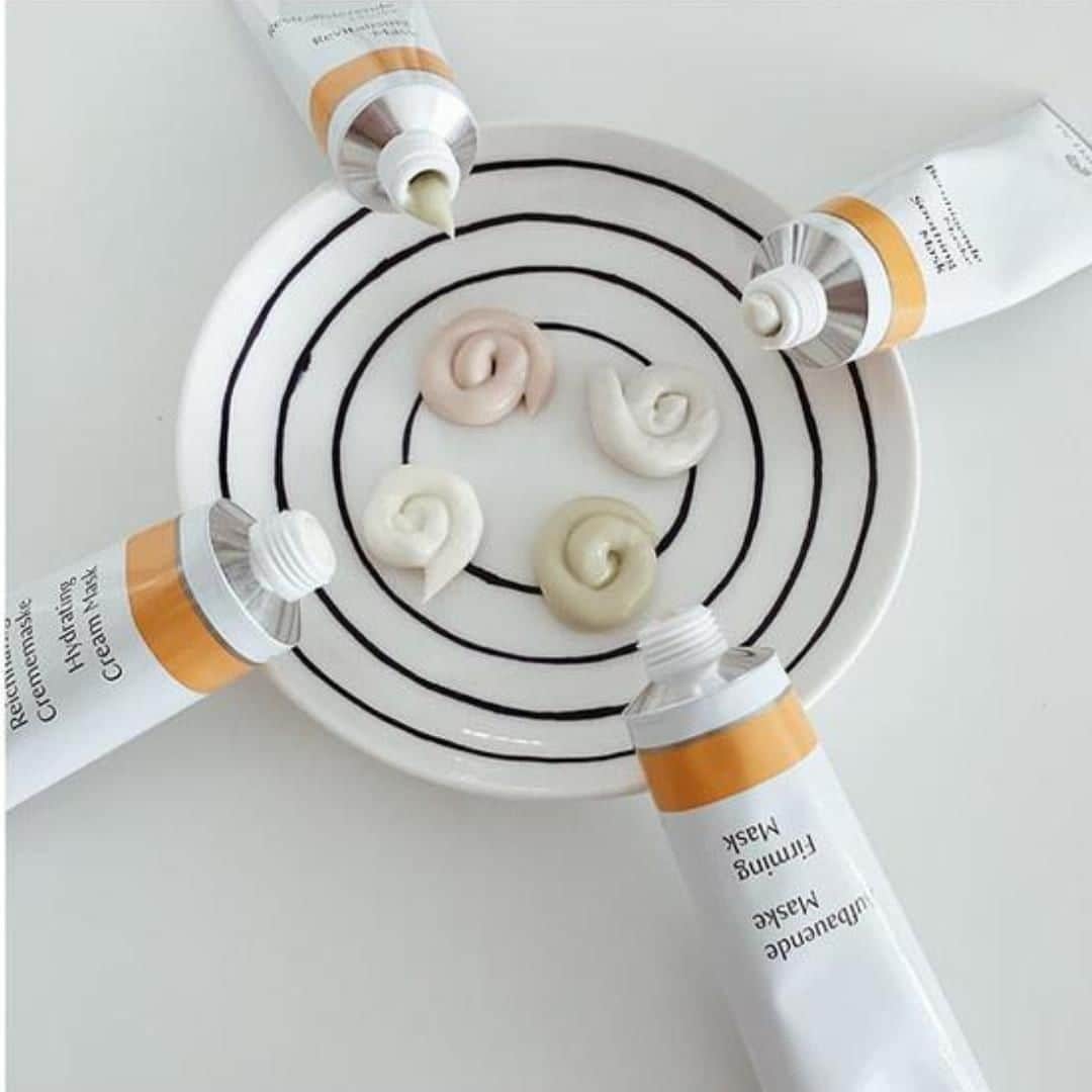 Dr. Hauschka Japan ドクターハウシュカのインスタグラム：「あなたのお悩みに合わせたスペシャルケア⁠ .⁠ .⁠ Dr.ハウシュカのフェイスマスクは塗るタイプ。⁠ それぞれのお肌悩みに合わせたアプローチで⁠ お悩みに合わせて成分は処方を工夫していますので、⁠ クリームの色やテクスチャーでマスクによって様々です。⁠ .⁠ .⁠ この時期に特におすすめのマスクは⁠ 手前のグリーンのリバイタライジングマスクです。⁠ .⁠ .⁠ この時期紫外線をたっぷり浴びてダメージが気になるお肌や、お肌のごわつきや角質＆毛穴が気になるお肌をスムーズにシルキーなお肌へ整えます。⁠ .⁠ .⁠ 顔にたっぷり塗った後に、ホットタオルで⁠ ふき取るとお肌が柔らかくしっとりと保たれます。⁠ 薄く塗れば毎日のフェイスクリームにも。⁠ .⁠ .⁠ ⁠ #ドクターハウシュカ#Drハウシュカ#オーガニックコスメ#敏感肌#敏感肌スキンケア#敏感肌でも安心#敏感肌でも使える#敏感肌用#敏感肌コスメ#オーガニック#オーガニックコスメ好きな人と繋がりたい#オーガニック好きな人と繋がりたい#オーガニック化粧品#オーガニックスキンケア#オーガニック女子#オーガニックライフ#ナチュラルコスメ#ナチュラルな暮らし#丁寧な暮らし#スキンケア難民#スキンケア大事#スキンケア#スキンケア好きさんと繋がりたい#サステナブル#フェイスパック#サステナビリティ#ドイツコスメ#海外コスメ」