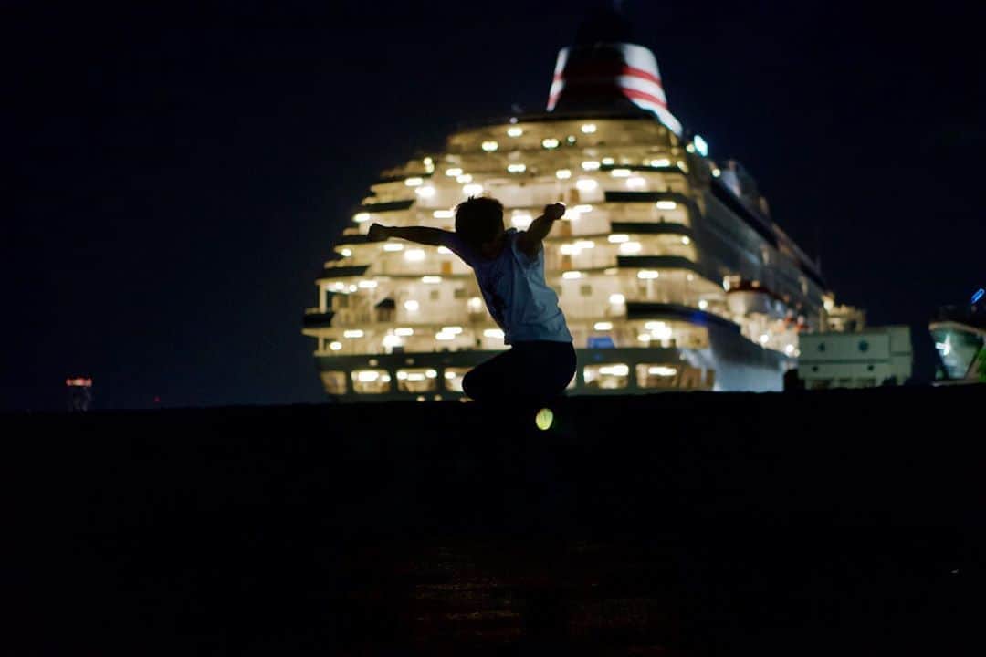 のインスタグラム：「Footbag in the dark. ･ #footbag #taishiishida #freestyle #soccer #follow #worldchampion #performance #performer #instagramer #hackysack #night #dark #ship #yokohama #japan」