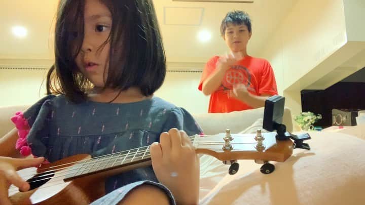バイリンガル3兄妹のインスタグラム：「華が「夜に駆ける」をウクレレで練習し始めたんだけど  毎回「歌って」って言われてる  少しでも間違えたら最初からやり直す彼女。声枯れそう。  そして途中からなぜか後ろで踊り出した空雅とのコラボがシュールすぎて😂  #めちゃ指舐めてるやん #なに食べてた？」