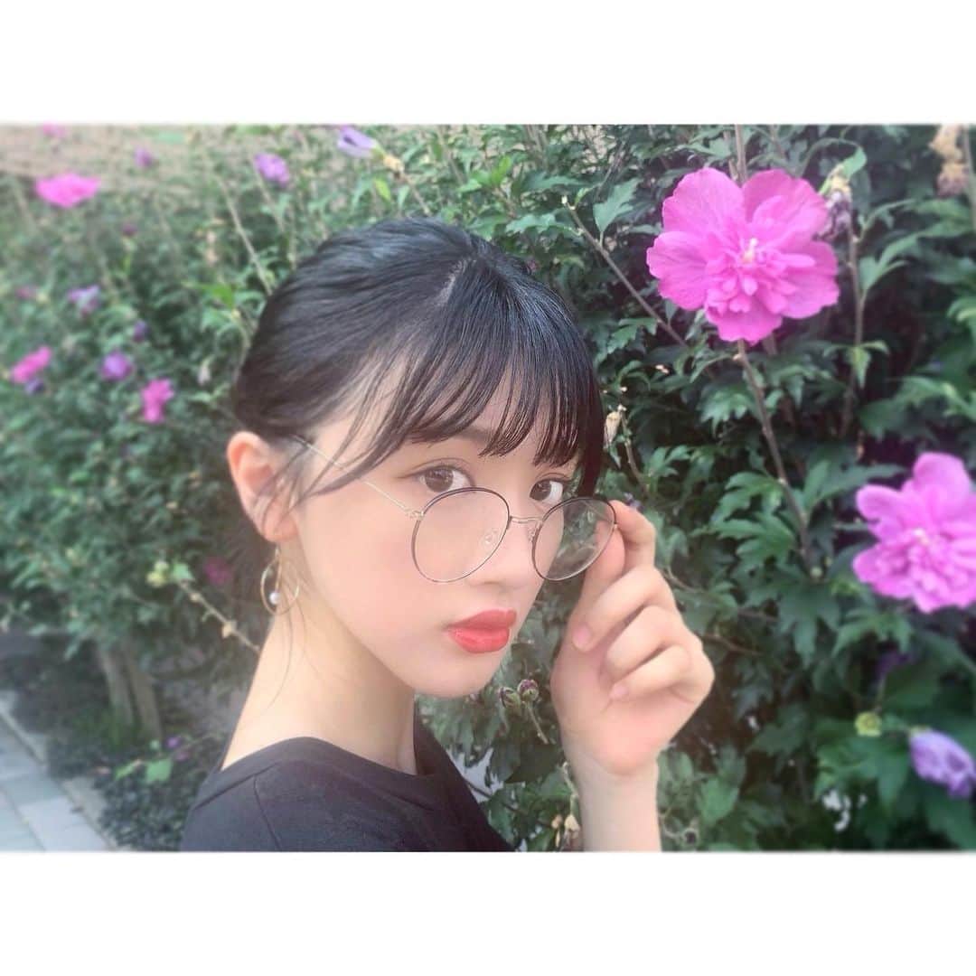 桃さんのインスタグラム写真 - (桃Instagram)「﻿ 💐🖤 ﻿  ﻿ 丸メガネバージョン☺︎﻿ ﻿」8月19日 21時03分 - momo.1121_