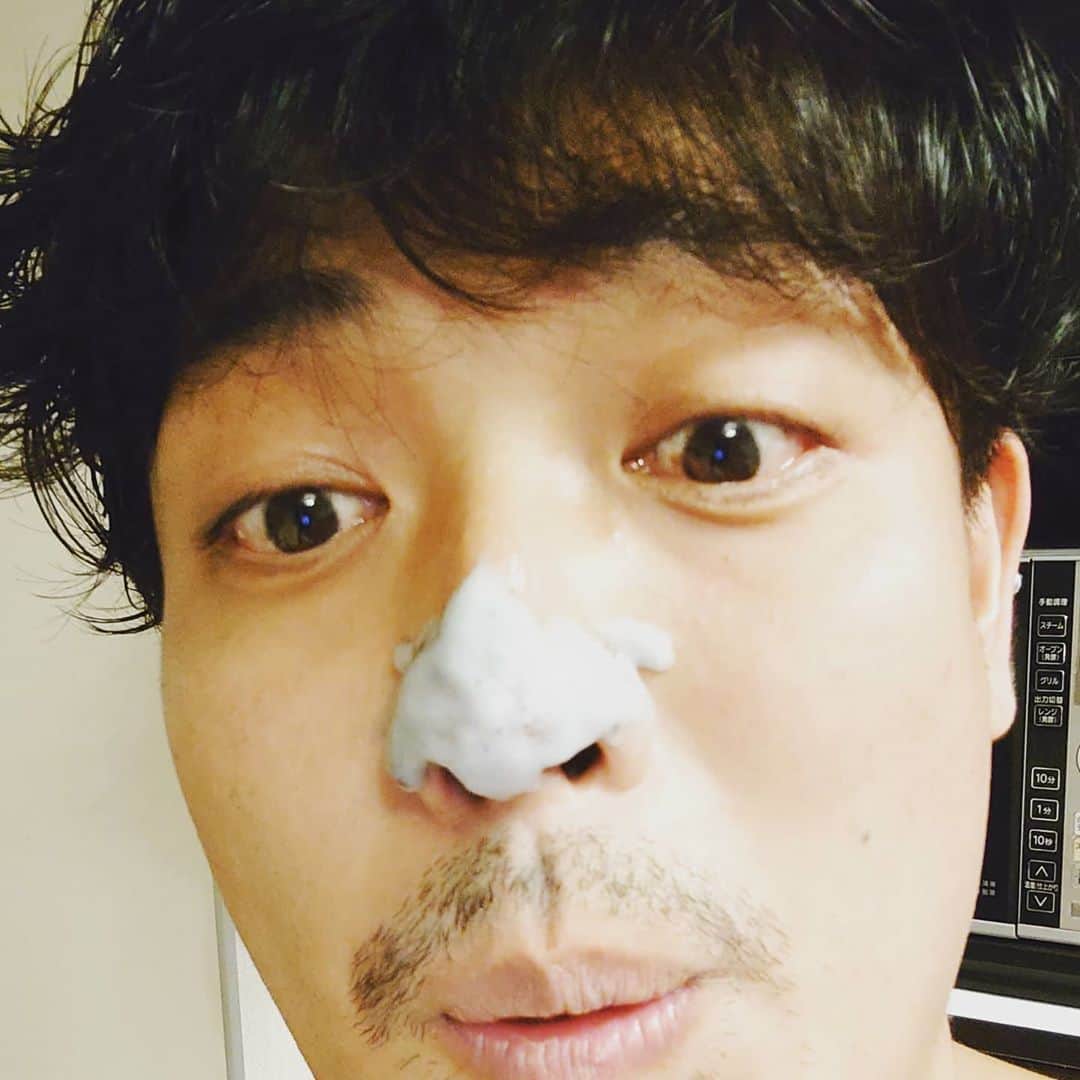中村昌也のインスタグラム：「私の鼻はイチゴ鼻。。。 効果あるかな……」