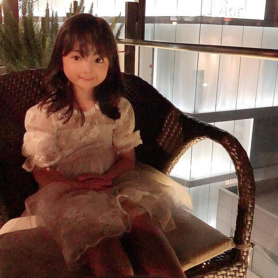 YUAさんのインスタグラム写真 - (YUAInstagram)「🎥 おすましでパチリってしても 素は4個目の動画みたいなおちゃらけた娘です😅 … …  #yua #kidsmodel #urbancherry #japan #데일리그램 #일상 #패션스타그램 #얼스타그램 #육아스타그램 #오오티디 #뷰티스타그램 #表参道うかい亭で誕生日ディナー2020」8月19日 21時08分 - yuagram89