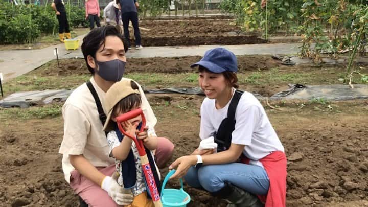 小谷あゆみのインスタグラム：「きょう一つ長年の夢が叶いました。 ずうっと農業番組をやりたかった。 JA世田谷目黒がスポンサーになってくださり、エフエム世田谷で #ベジアナの #畑の力らららラジオ という自分の冠番組が9／3スタートします。 その初収録でした。 小さなコミュニティFMだけどわたしは嬉しい（radikoじゃ聴けないけど）。 多くの人たちを巻き込んで明るく学んでちょっと賢くなりたい。 大人がたのしくへぇ〜と何か新しい発見が学べる番組にしたい。 9/3（木）11時amから毎週30分 YouTube配信も始めます。 第1回は世田谷産ぶどうから世田谷メルローを作った男！ JA世田谷目黒の飯田勝弘会長です。たのしい学びあると思います❣️ スポンサーになってくれたこと心から感謝しています。 ありがとうございます😊」