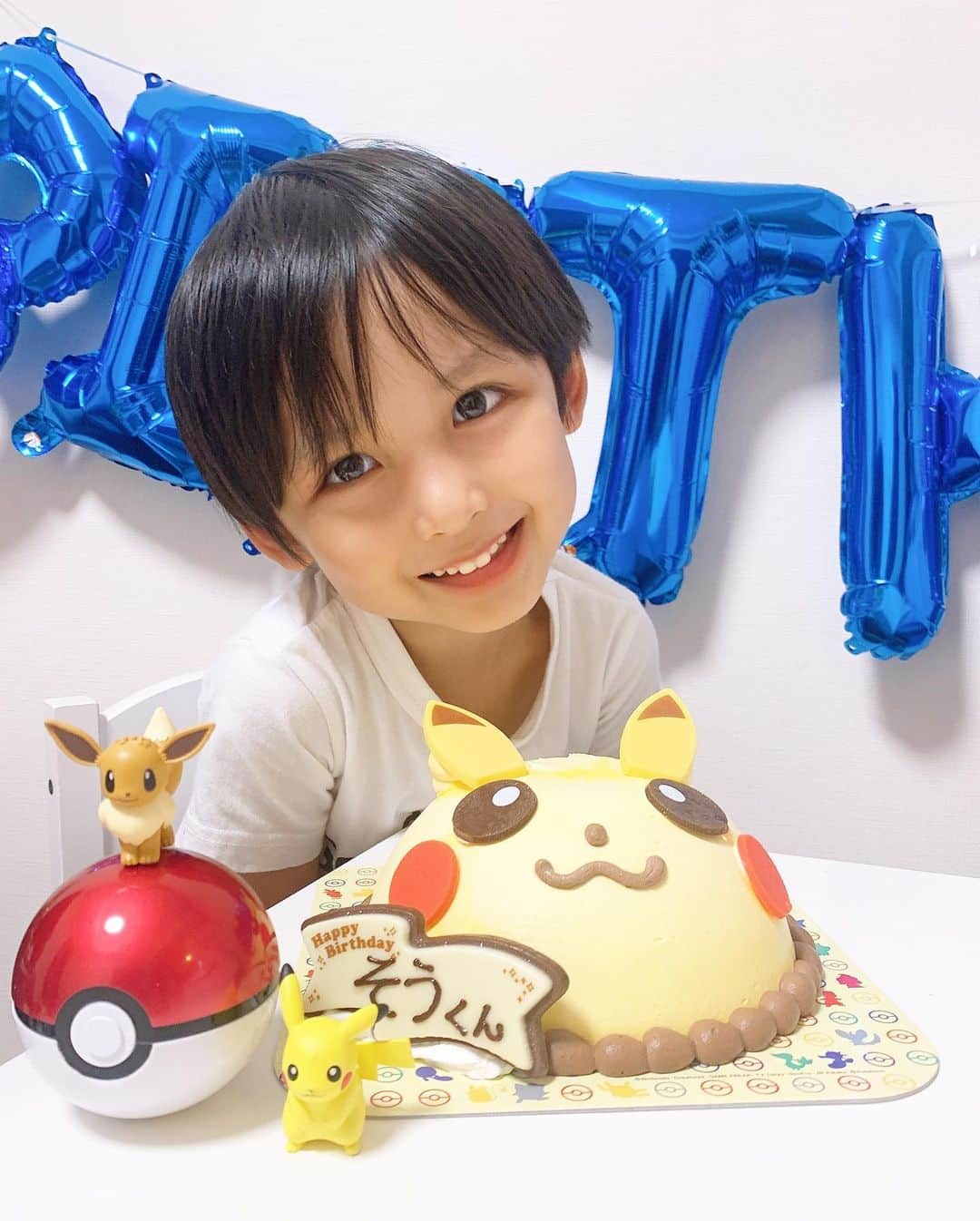 ひかるのインスタグラム：「おたんじょうび 6さいになりました🎂 かっこいいおにいさんになります！ ピカチュウケーキかわいい💕 ポケモンしりとりできますかー？⚡️🐥  そう😎 . . . . . 🎈 @fam.fam.fam2018  🎂 @31icecream_japan #31」