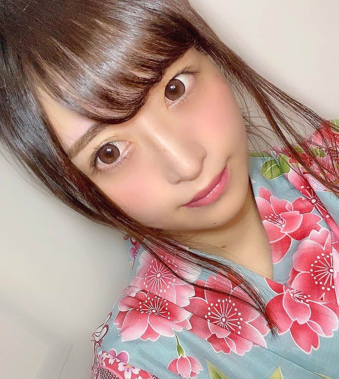 のインスタグラム：「👘🎆㊙️↑の💚と右上の🏷しおりマーク【２つ】タップして下さったら教えて下さい🥺💗﻿ ﻿ （その２つが非常に嬉しいのです🐸）﻿ ﻿ ☝️🏻２つのタップ後、﻿ 絵文字コメントもぜひです🙇🏻‍♀️﻿ 浴衣は何色派ですか❓❓﻿ 教えてください！✍🏻✍🏻✍🏻（返信させて下さい🙇🏻‍♀️）﻿ ﻿ ⬇️⬇️⬇️本日の文章はもう少し下にあります⬇️⬇️⬇️ ﻿ ﻿ ﻿ ﻿ ​───────​─❌❌❌───​──────﻿ ・ネット上胡散臭くてごめんなさい﻿ ・写真は奇跡の一枚で、実物はどぶねずみです﻿ ・ぴちゅという名前で呼ばれています﻿ ・声非常に低く、クシャミは驚かれるレベルです﻿ ​───────​─❌❌❌───​──────﻿ ﻿ 動画は計４００万、﻿ フォロワー計１４万名、インスタは４５,０００名になりました。﻿ 本当に嬉しいです。いつも誠にありがとうございます。﻿ よく言われるマイナスイメージ❌は👇🏻をご覧下さい。﻿ 最近も１,４００～５,０００名程の方々いいね、﻿ ２００～５００件程のコメントありがとうございます。（数枚除く）﻿ ﻿ ✱ストーリーやフィードでのタグ付けも嬉しいです！﻿ いいねさせていただいております😭🙏🏻❤︎.*﻿ ﻿ ​───────​───────​───────﻿ ﻿ ﻿ ﻿ ⬇️⬇️⬇️やっと本日の本文です⬇️⬇️⬇️﻿ ﻿ ﻿ ﻿ 浴衣👘🎆きちゃいました！﻿ ﻿（いいね多かったら他写真も公開させてください！） ﻿ 先日、﻿ ソーシャルディスタンスがテーマになっている﻿ 人数制限？のお祭りに招待いただき﻿ 妹ちゃん誘ってお邪魔しました☺️♡﻿ ﻿ 屋台食や﻿ 映えスペース、カフェもありました☕️🍰﻿ 美容グッズも…🎁！﻿ ﻿ 事前に浴衣をお借りして﻿ 着付けもしていただきました！﻿ VASARAさん本当にありがとうございます😭﻿ ﻿ 次はおとなぽい浴衣にもチャレンジしたいなぁ…♡﻿ （既にまた着たい人。。）﻿ ﻿ 写真は反転しているので動画で浴衣checkしてね☺️﻿ ﻿ 実は、帰りに妹ちゃんに﻿ ヘアを直してもらいました😞﻿ （わたしのセットがぐちゃぐちゃで…﻿ お恥ずかしい。。1時間かけたのに…😱）﻿ 短時間でフィッシュボーンという﻿ 人生初のヘアスタイルにしてくれました！﻿ ﻿ す、すごい。。﻿ ﻿ この感動を伝えたくて動画でも😚♡﻿ 今度またお願いします/////﻿ ﻿ ﻿ ​───────​───────​───────﻿ ﻿ Tiktokアプリでpichu921のフォローをお待ちしています。﻿ （フォロー後ぜひ教えて下さい！）﻿ 変顔ばかりですが…🤮﻿ ３万名の方フォローありがとうございます。﻿ こんな動画みたい、などあれば教えて下さい！﻿ チャレンジします！﻿ ﻿ yukata VASARAさん♡﻿ 都内だけでなく京都や博多にもあるので﻿ ぜひcheckしてみてください！﻿ ヘアセットPlanもあります！﻿ 浅草でも浴衣着たいなぁ…﻿ ﻿ ​───────​───────​───────﻿ ﻿ ※先日の9このコラージュ画像投稿に﻿ 🏅会社、サイバーエージェントや﻿ ABEMA（AbemaTV）でいただきました﻿ 表彰🥇反省点❌﻿ 仕事について記載しております。﻿ その左上画像投稿は﻿ いいね４,６００名コメント４６０件﻿ ありがとうございます😞🙏🏻❤︎.*﻿ ﻿ ​───────​───────​───────﻿ ﻿ 「仕事内容＆－１２㌔ダイエットについて」は﻿  @pichu921 を押してプロフィールを参照下さいませ🙇🏻‍♀️﻿ 「よくいただく質問」や「マイナスイメージ❌」﻿ については、インスタのプロフィール下の﻿ ハイライトタイトル【🚹❌質問へ】へ🙇🏻‍♀️﻿ ﻿ ​───────​───────​───────﻿ ﻿ 🔔通知がすぐに届く方法🔔﻿ @pichu921 を押して【メッセージ】の横の﻿ 【フォローする】を押すと【フォロー中▽】となり、﻿ ここをもう一度押すと【お知らせ】があります。﻿ そのチェックを全てONにすると、﻿ 通知が届くようになります☑️﻿ 早いコメントは基本返信させていただいております。﻿ ぜひ、お待ちしております🙇🏻‍♀️ ﻿ ﻿ ​───────​───────​─────── ﻿ ﻿ ※実はいいねして下さった方の投稿を、﻿ たまにいいねさせて頂いております…🤫㊙️﻿ ﻿  #japanese #japanesegirl #セルカ #自撮り は疲れる#自撮り女子 #浴衣 は#美しい #インフルエンサー ではない#女子 #女 #yukata #祭 #夏#モデル #撮影 #セルフィー #コスプレ ではないがしたい#着物 #きもの #kimono #和装 #和服 #浴衣女子 #ヘアアレンジ #京都 #浅草 #kyoto 旅行いつか行きたい#タビジョ」