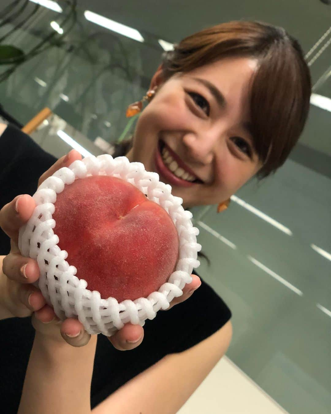 林美沙希さんのインスタグラム写真 - (林美沙希Instagram)「美味しい美味しい桃が〜！ 届きました🤗🍑 陽夏妃という品種で 毎年本当に楽しみにしているんです。  Photo by 大西アナ  #山形#桃#陽夏妃#天香園#撮影#大西アナ#ゲームと本について語る#林美沙希#桃が好き#ただうまく切れない」8月19日 21時23分 - misaki0hayashi