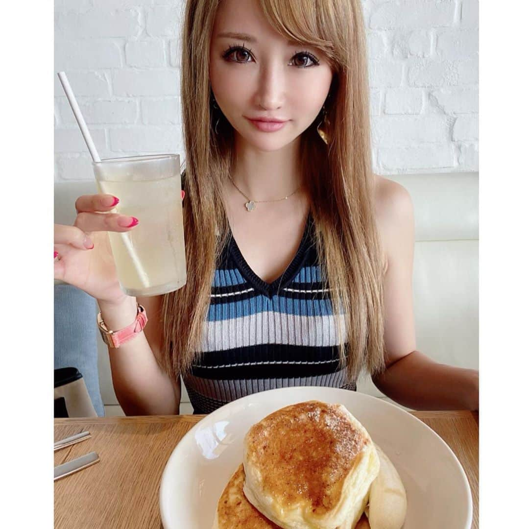 岩城まりこさんのインスタグラム写真 - (岩城まりこInstagram)「パンケーキ食べに行った時の🥞﻿ 甘い物好きだけどあんまり量食べれない🥺﻿ 半分食べてくれる人がいい❤️﻿ ﻿ ﻿ 2枚目pic⏩﻿ よく聞かれる目頭切開・二重切開の傷跡経過。﻿ 傷跡めっちゃ綺麗✨﻿ ﻿ ﻿ ﻿ 🏥SHERIE CLINIC﻿ 📍新宿区歌舞伎町2-26-10-4階﻿ ⏰営業時間10:30〜20:00 or 14:00〜22:30﻿ 📱クリニックアカウント @sherie_clinic﻿ ﻿ #SHERIECLINIC #シェリークリニック #美容外科　#美容皮膚科 #美容整形外科 #美容整形 #整形 #クリニック #美容クリニック #新宿 #歌舞伎町 #キャバ嬢 #ホスト #キャバクラ #beauty #美容好きな人と繋がりたい #ギャル #かわいい #可愛い #美人 #パンケーキ #パンケーキ食べたい #パンケーキ女子 #目頭切開 #二重切開 #埋没法 #眼瞼下垂 #instafashion #instafood #instalike」8月19日 21時16分 - mariko_iwaki