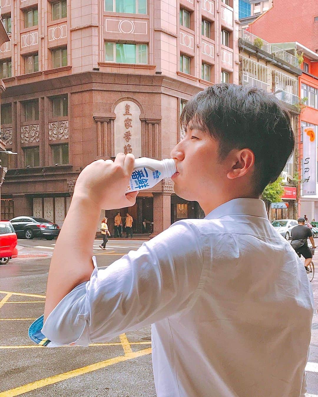 福田太郎のインスタグラム：「🍼 今日みたいに暑い日には、冷たい牛乳が一番🐄 水分補給して、乗り切っていきましょう〜🥛 ※ちょうど1年前も同じ角度で気取ってました🙇‍♂️in台湾🇹🇼 ⠀ スカしたあとは、激痛足ツボで、しっかりお仕置き😂🙌 ⠀ #暑中見舞い #キンキンに冷えてやがる #牛乳 #一番鮮 #足裏マッサージ #足ツボ by #親子二代 #陳くん #活泉  ⠀ #好吃 #美味しい #中国語 #ハオチー → #台湾 #ハオツー #一級棒 = #一番 learned & navigated by #吉田皓一 @yoshidagakusei #台湾行きたい #台北 #リモート旅行」