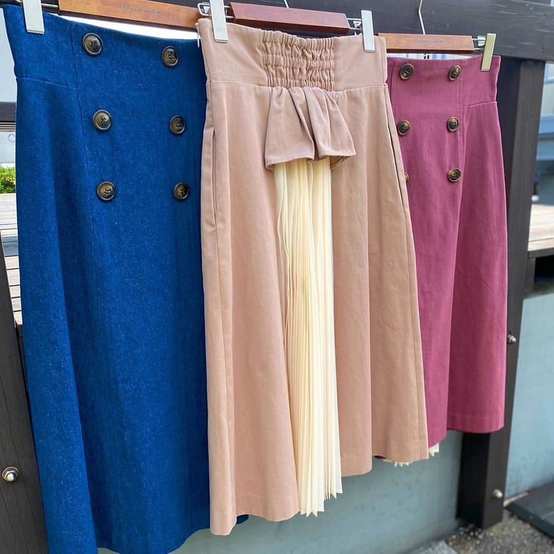 のインスタグラム：「【👗AUTUMN NEW ITEM👜💕】 今週も新作アイテムが続々店頭入荷中❣️ オススメアイテムをご紹介🥳✨  トレンドのトレンチデザインを取り入れた バックシャンスカート🎶 一見、シンプルなトレンチ風スカート ですが バックデザインはフリルにプリーツと 華やかなデザインなので 後ろ姿まで抜かりなくはける1枚😍❤️ ———————————————————— ♦️バックプリーツトレンチスカート￥9,800+tax #31sdm品番030352 カラー(インディゴブルー/ピンク/ベージュ) サイズ（36/38） ※8/18（火）より、順次店頭入荷中 ———————————————————— 入荷予定日や在庫は、店舗により異なります❕ また、予告なく入荷日が変更となる場合がございますのでご了承ください🙇‍♀ 店舗では、入荷連絡も承っておりますので スタッフまでお声掛けください☺️💕 #31Sonsdemode #31sdm #31sdm_outfit #fashion #autumn #coordinate #skirt #trench #design #frill #pleats #feminin #トランテアンソンドゥモード #トランテアン #秋 #コーディネート #スカート #トレンチ風  #フリル #プリーツ #フェミニン #大人気 #新作 #お楽しみに💕」