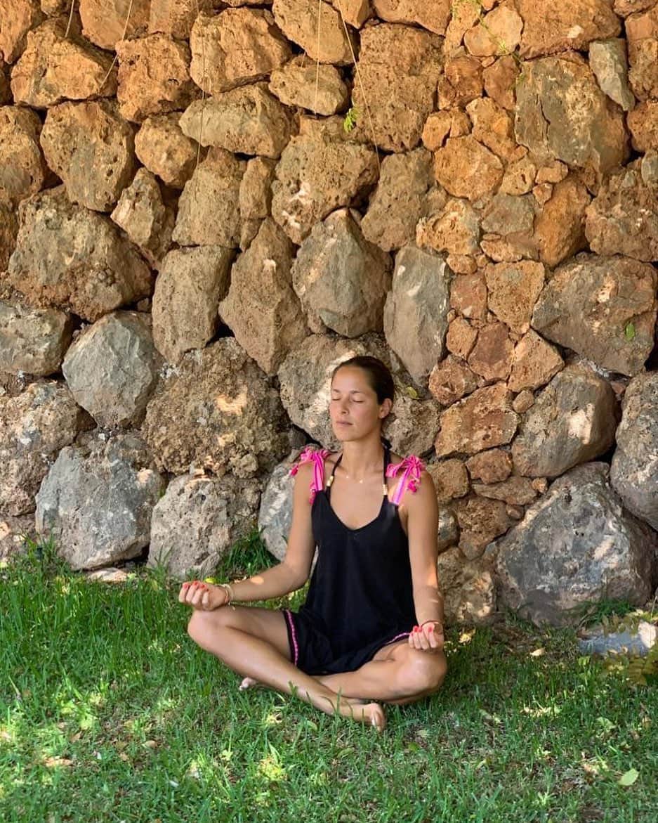 アナ・イバノビッチさんのインスタグラム写真 - (アナ・イバノビッチInstagram)「I enjoy spending my "me time" with meditation. What is your preference for relaxing and and staying focused? 🧘🏽‍♀️」8月19日 21時20分 - anaivanovic