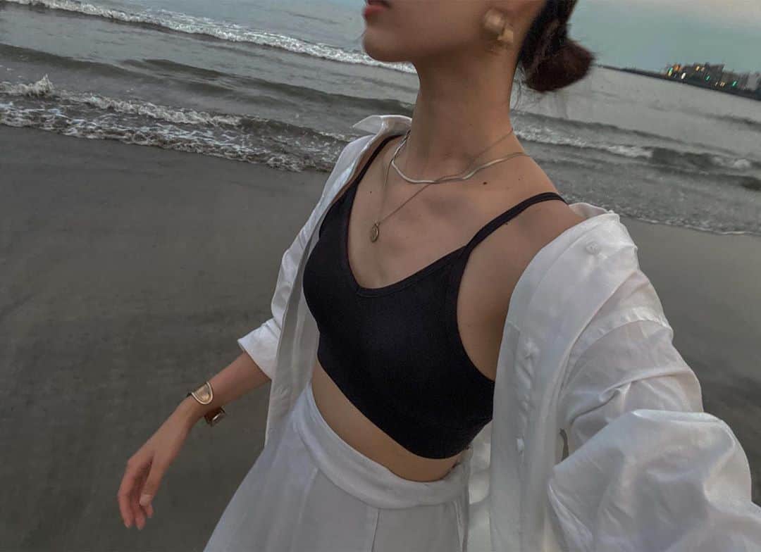 影山可蓮のインスタグラム：「・ ・ Outfit 🐚 ・ ・ 夕方に海にお散歩いきました、ちょっと涼しくてめちゃよかった🌿 昼間はまだまだ暑いね〜💭  ・ ・ #outfit #ootd  #instafashion  #minimalstyle #minimalfashion #classicstyle #simpleoutfit #everydaylook  #コーデ #コーディネート #今日のコーデ #私服  #karen_k_outfit」