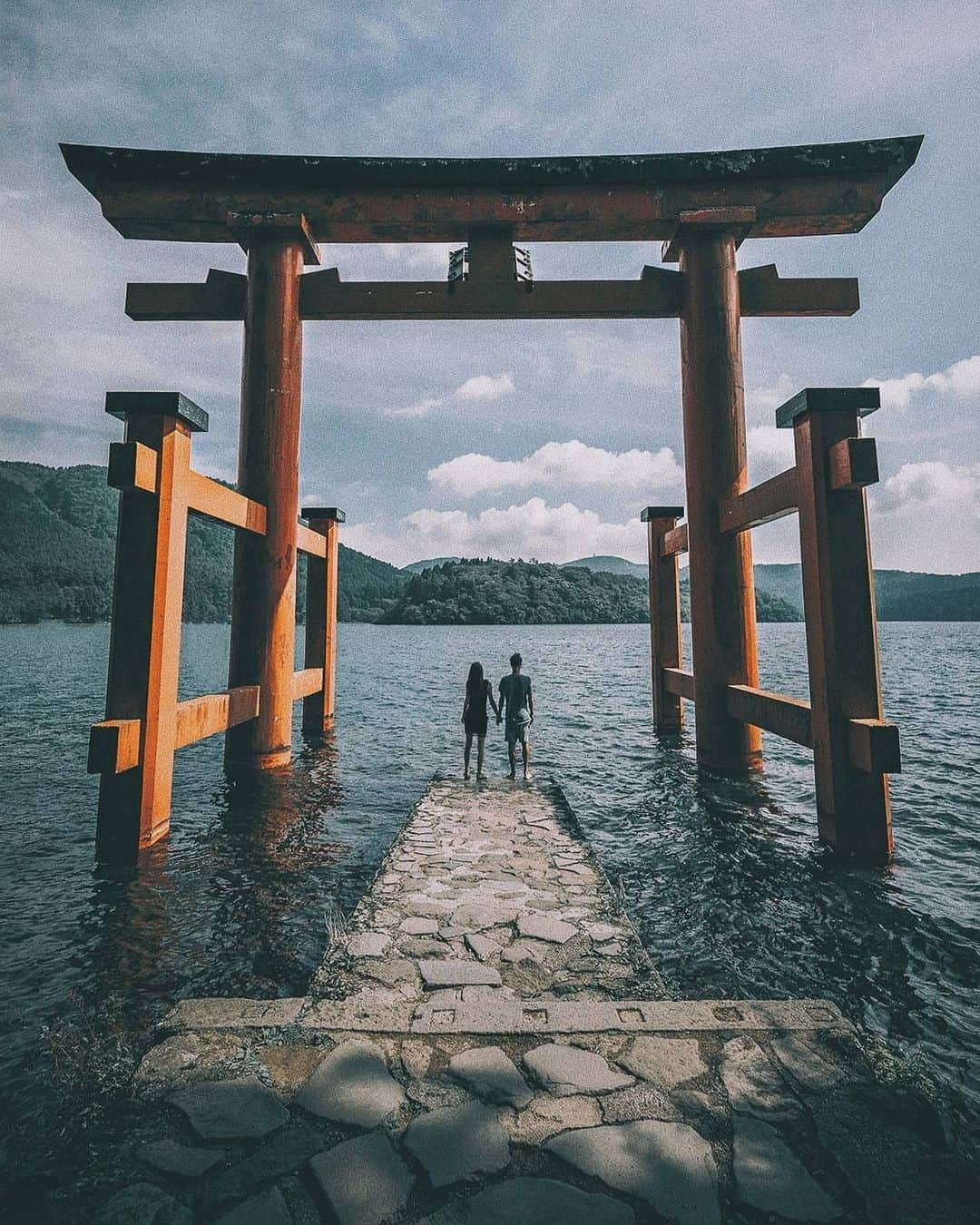 Berlin Tokyoのインスタグラム：「Somewhere in the flux of time, a gust of wind blew through the crimson gate - seizing a moment that will be weaved into history.  If we could stay here just a little longer, until the world becomes timeless. . . . #hellofrom hakone, #japan」