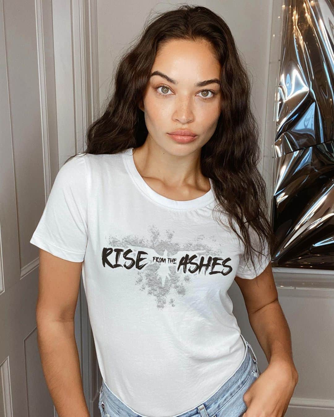 のインスタグラム：「I am joining  @zuhairmuradprivate and @zuhairmuradofficial  In helping  the people  of Beirut who have lost so much in this devastating tragedy.  100 % of the profits  from this limited edition tee support the relief efforts of Offrejoie who are on the ground responding to humanitarian needs.  Please join us and get yours at represent.com/beirut  ( link to buy in bio) #RiseFromTheAshes」
