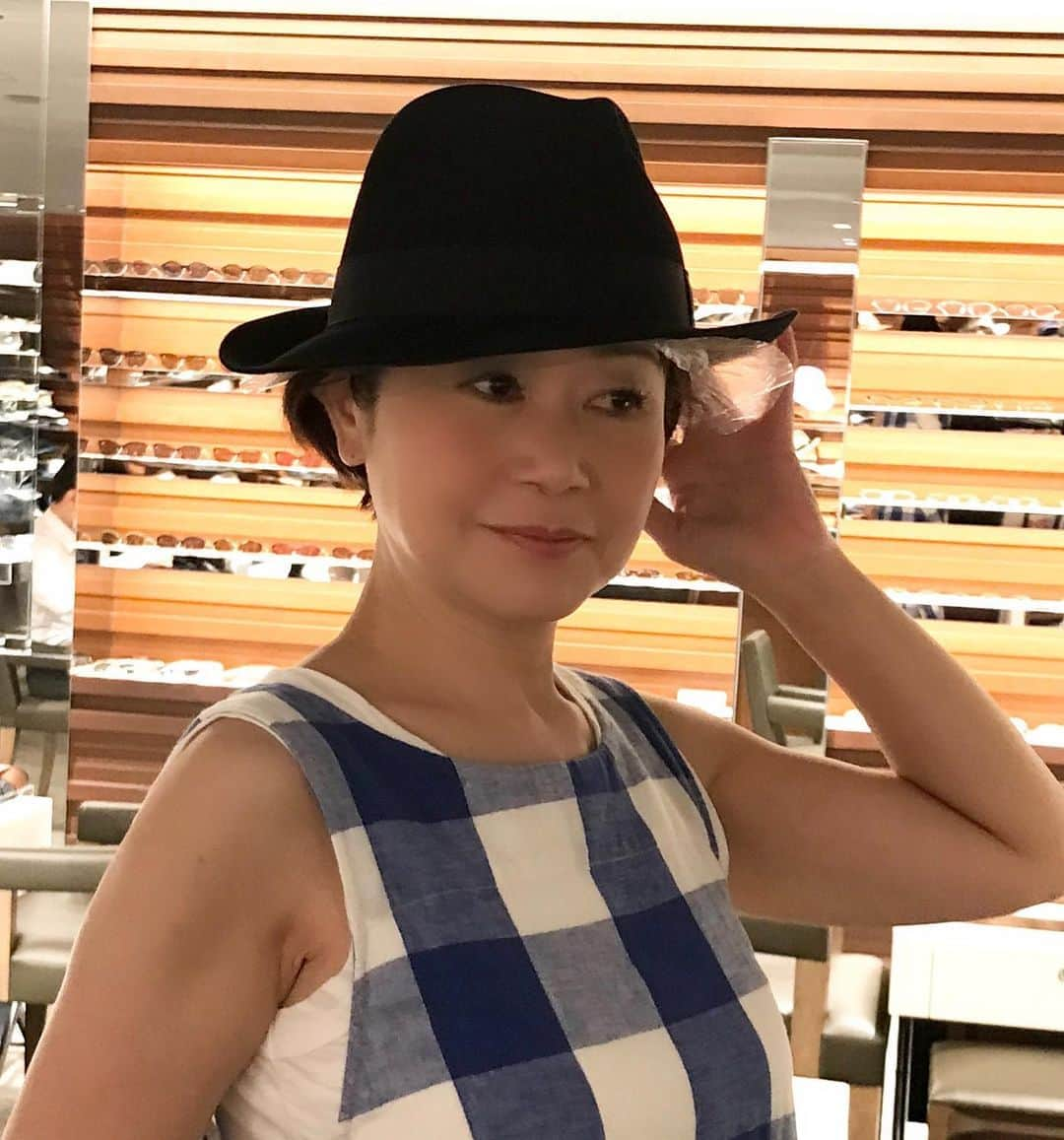 神野美伽さんのインスタグラム写真 - (神野美伽Instagram)「こんなとか、 こんなとか、 etc...  いきなり急発進で、あることを始めました❗️  とにかく、 バタバタ忙しいですが、 楽しみながらやっています。  さて、 何でしょうね（笑）  #Borsalino  #中折れ帽　#GIORGIOARMRNI 　#タキシード　 #Christian Louboutin  #DSQUARED2  #F rank&Eileen」8月19日 21時27分 - mika_shinno_japan