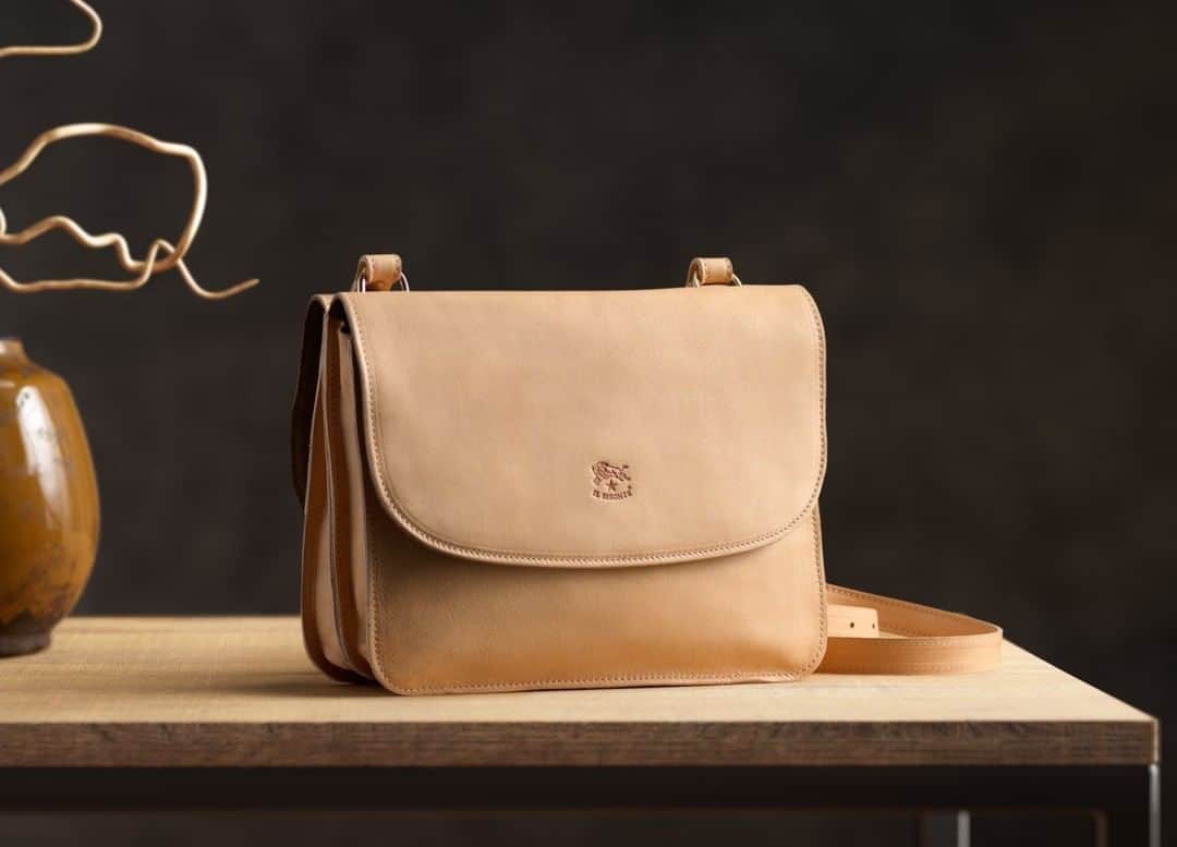 イルビゾンテのインスタグラム：「A minimal cross-body bag which is made to last.  ☆ #ilbisonte #leatherbag #madeintuscany」