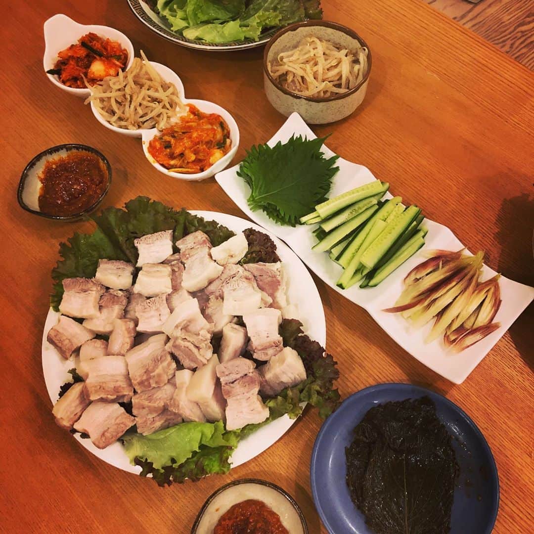 美甘子さんのインスタグラム写真 - (美甘子Instagram)「韓流ドラマを見ていて、韓国料理が食べたくなったので、ポッサムを久しぶりに作りました。脂身が多い豚だったので、今度はもう少し肉が多い豚にしよう。こーくんとモリモリ食べました！とても美味しかった！！ #ポッサム」8月19日 21時41分 - rekish_mikako
