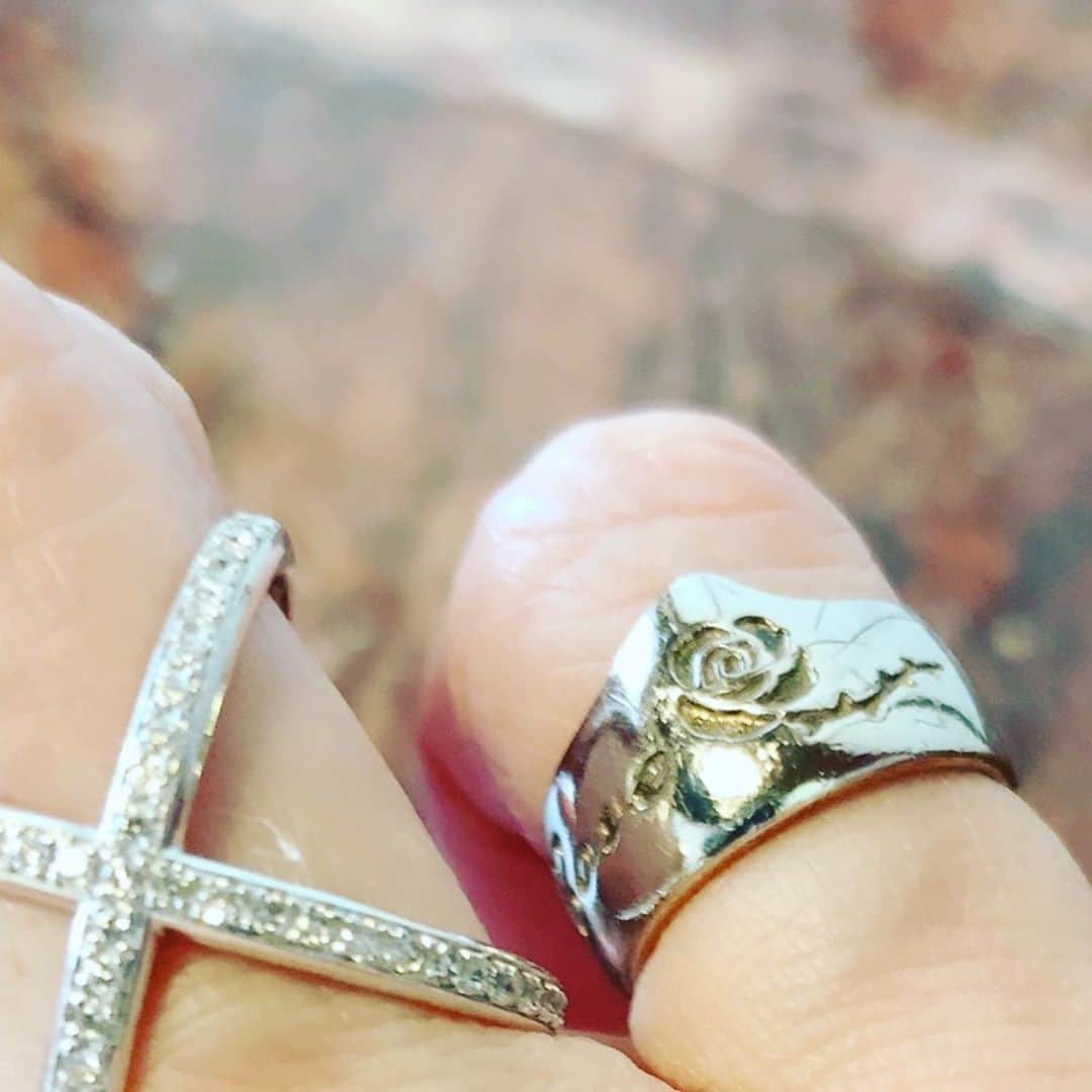 夏木マリさんのインスタグラム写真 - (夏木マリInstagram)「小指のピンキーリングは One of Love プロジェクトの Posy Rings！  姐さんデザインで、 シリアルナンバーも入ります。  HPリューアルで、 買って頂けるようになりました！  支援に繋がります。  https://www.oneoflove.org/ よろしくお願いします〜  右の小指は、 表現力を高めたり、能力を引き出す思いを込めることができると言われ、  左は、チャンスを引き寄せ、願いを叶えてくれるそうです。  #rings💍  #oneofloveプロジェクト #GODIVA #8月22日 #25時 #BSフジ #リモート #支援ライブ  GODIVA presents  One of Loveプロジェクト  〜支援ライブ〜  #AI @officialai #池田エライザ @elaiza_ikd #ichiro @ichiro_lifetime #小野リサ  #加藤ミリヤ @miliyahtokyo #久保田利伸 @toshinobu_kubota #ChrisParker(from NYC) @crispyarker #斉藤和義 @kazuyoshisaito_official #斉藤ノヴ @nobu.saito #Chara @chara_official_ #TOSHI-LOW(BRAHMAN / OAU) @toshilowmiyata #豊嶋泰嗣 @toyoshimann #仲井戸CHABO麗市  #夏木マリ @mari_natsuki  #松本俊明  #天野清継  #井上薫  #青木ケイタ @Keita_Aoki #冷牟田竜之 @tatsuyukihiyamuta #イイカワケン(HEY-SMITH) @keniikawa   リモートライブも観てね👀」8月19日 21時34分 - mari_natsuki