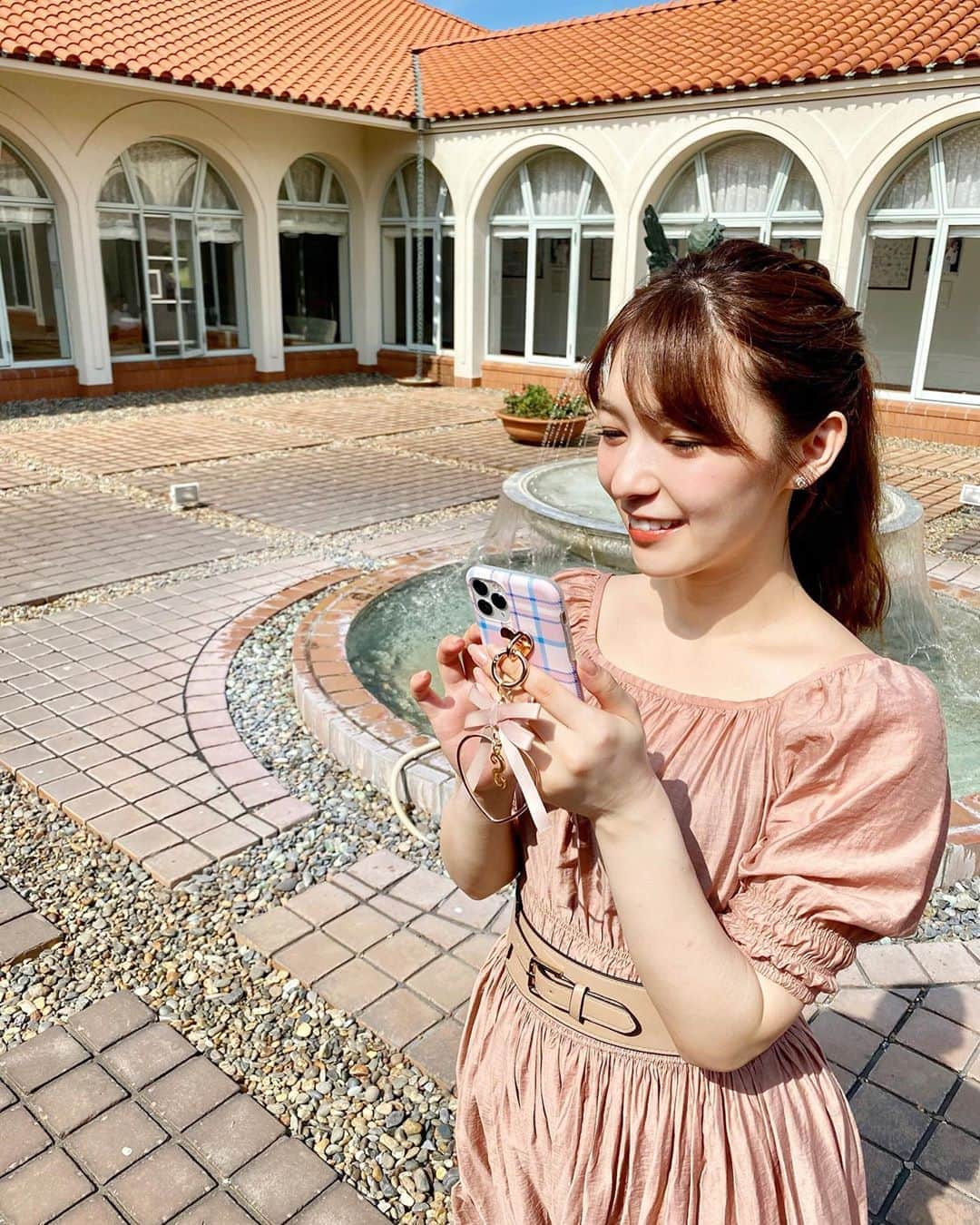 のインスタグラム：「💙ゴルフ終わりにお庭でお写真🤳 スイング改善してから２回目✌︎ まだまだ出来上がらないけど、 今月はあと１回行くからそれまでレッスンしよ🥺⛳️ . 今日はラブリーなお洋服に合わせて、 かわいいケータイケースにしたの🎀💖💘 チェック柄でリボンもついてるしイニシャルも♡ かわいいが溢れてる〜🥺💕！！！、 アクセサリーは取り外し可能だから シンプルなケータイケースにもなる👏 ↓ 実はそのケース••• 今だけMAX50%OFF♡(8/22 23:59 まで) 他にもおしゃれなケースがたっくさん！ @alamain2018 のPOSTをチェックしてみてね💘 . ゴルフでかなり火照ってる〜😳 すごく暑かったから、しっかり水分とってから寝なきゃね♡ おやすみる💋 . #alamain #iPhoneケース #iPhonecase #ハンドメイド #ハンドメイド作品 #ハンドメイド作家 #ハンドメイド雑貨#プチプラ#韓国ファッション#ファッション #森永高滝カントリー倶楽部 #ゴルフ女子 #スポーツ女子 #ケータイケース #チェック柄 #ゴルフばか #ゴルフ場 #アイフォンケース #ゴルフ好き女子  #スポニチ女子 #スポーツ女子 #ゴルフ好きと繋がりたい #ゴルフコーディネート #キャスコ #キャスコ女子ゴルフ部 #スポニチスクエア #instagolf #インスタゴルフ女子 #golstagram #青い空 #自然光撮影」