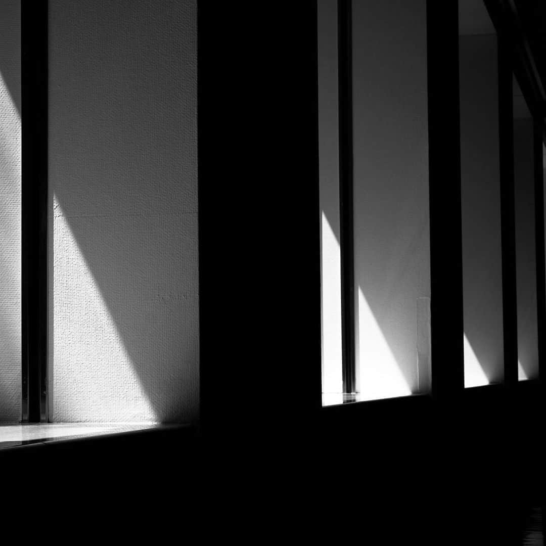 naotakeのインスタグラム：「窓 - Windows / X-T2 & Snapseed, 20200820 . . 「作品のない展示室」として美術館そのものを楽しませるアイデアは素晴らしい。 . . #spicollective #royalsnappingartists #infamous_family #rsa_main #infinity_photo_cult #2_fineart #jp_gallery_member #jp_gallery_bnw #trb_bnw #wp_bnw  #bnw_life #bnwlife_member #bnw_life_shots #bnw_captures #world_bnw #top_bnw #team_jp_ #team_jp_モノクロ #ig_energy_bw #ig_nihon #streetphotographybnw #igersjp #blackandwhite #bnw #bnwphoto #monochrome #bw #bnwphotography #今日もx日和 #fujifilmxseries」